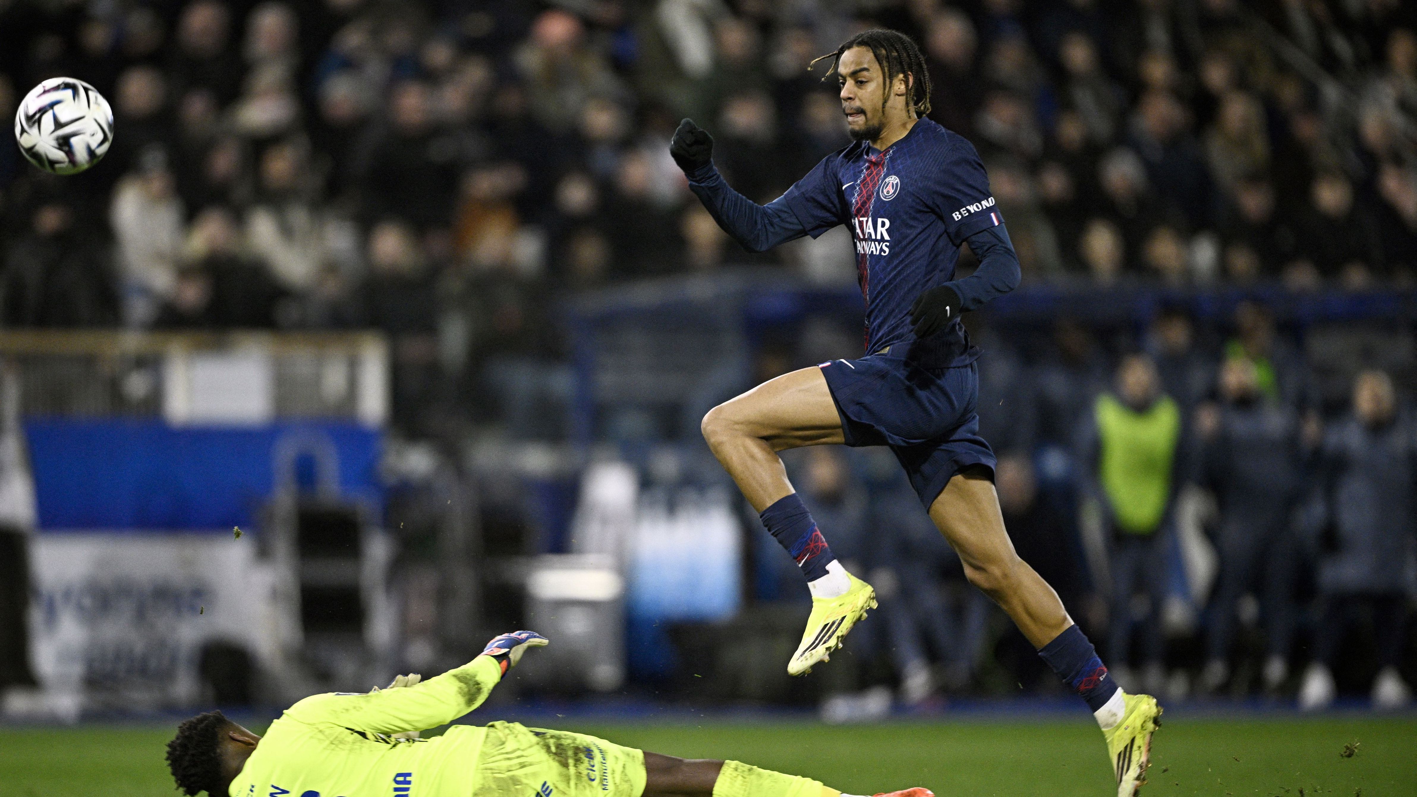 Barcola seals PSG’s 1-0 win at Auxerre, lifting them to Ligue 1 summit