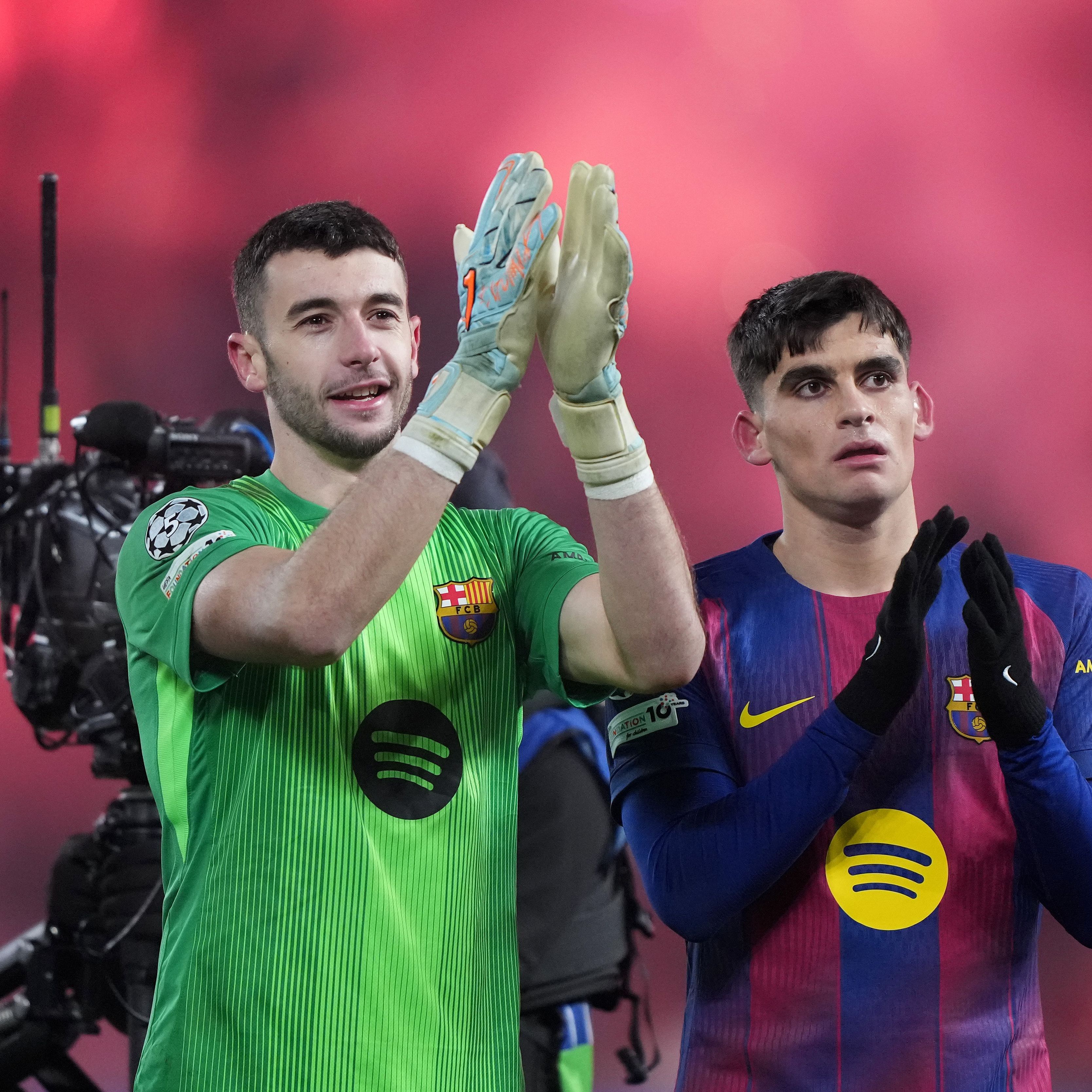 Gardien Aron Eskandiel d'Oviedo face à Juan García de Barcelone dans un duel Liga