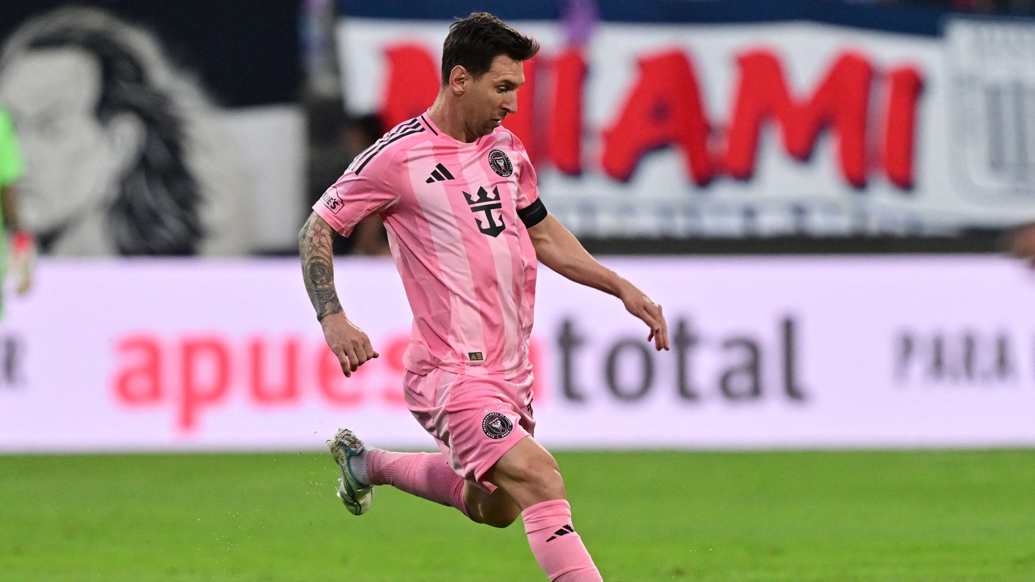 Argentino llora al recibir la camiseta de Messi tras un amistoso entre Inter Miami y Alianza Lima en Perú