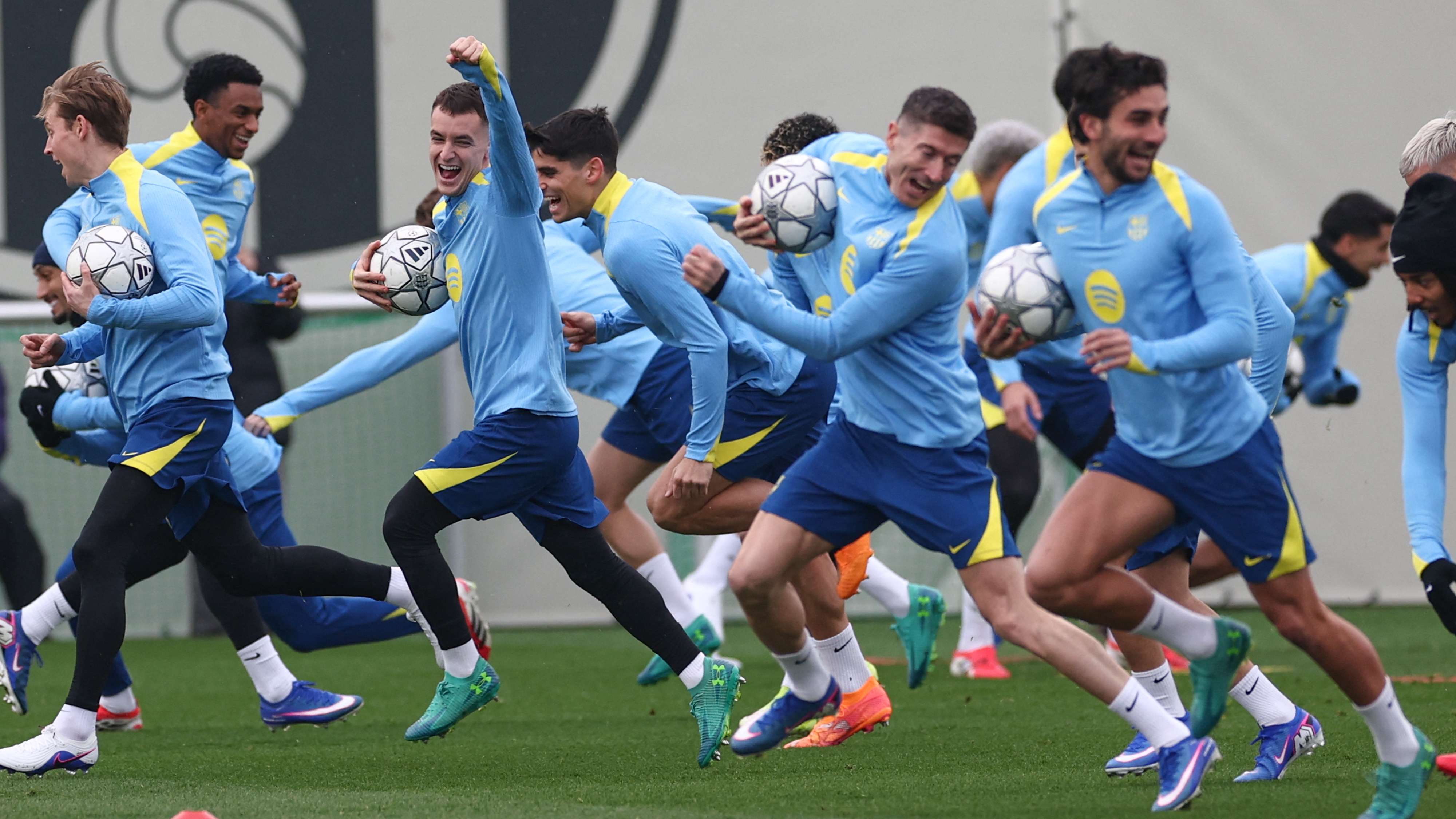 TOPSHOT-FBL-EUR-C1-BARCELONA-TRAINING