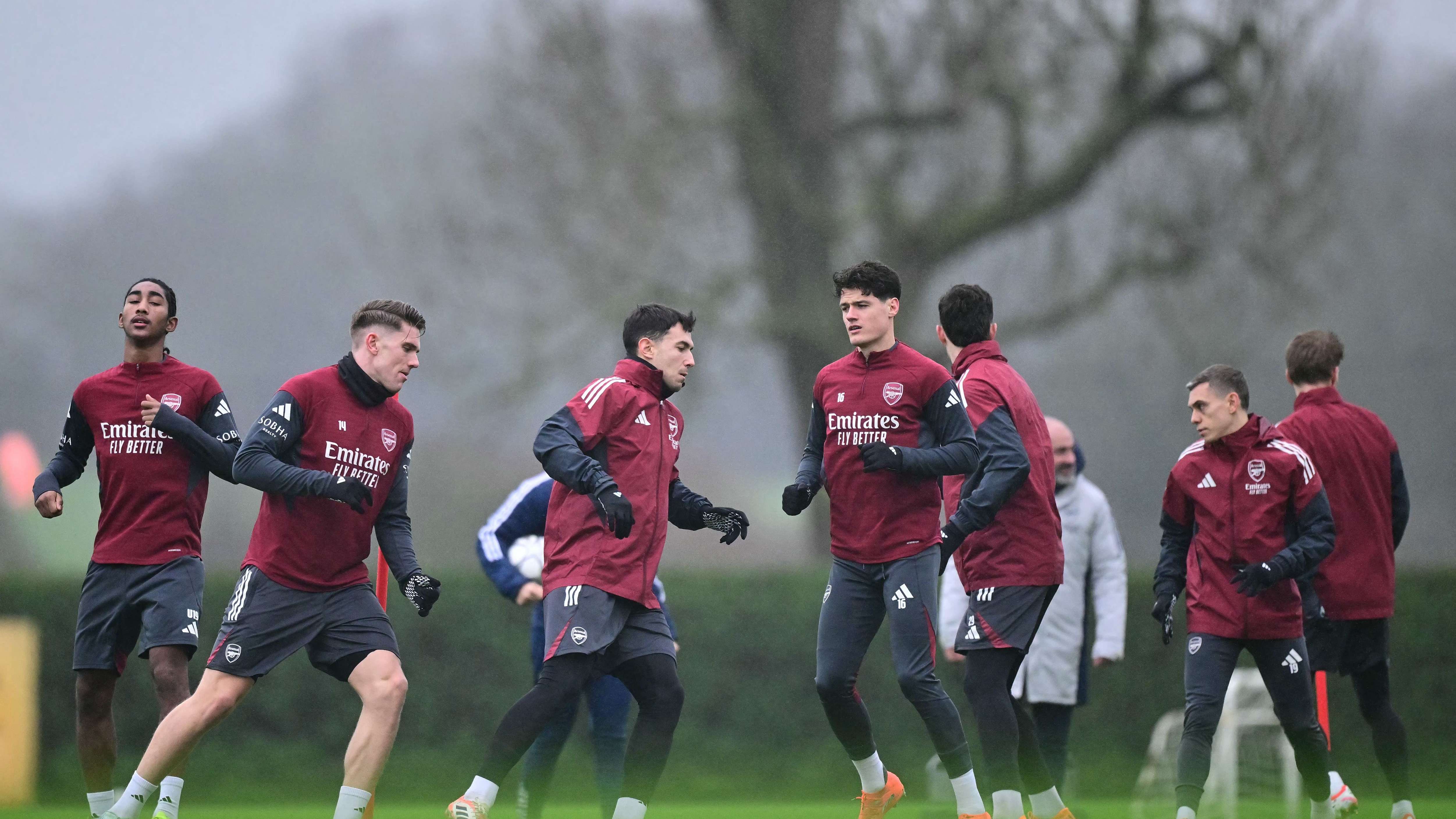 TOPSHOT-FBL-EUR-C1-ARSENAL-TRAINING