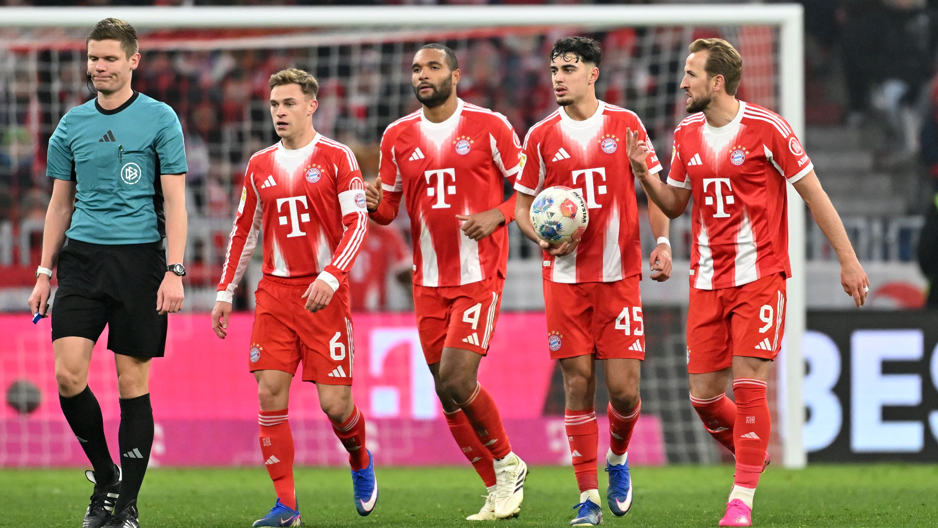 Bayern Monaco contro Augsburg in Bundesliga immagine