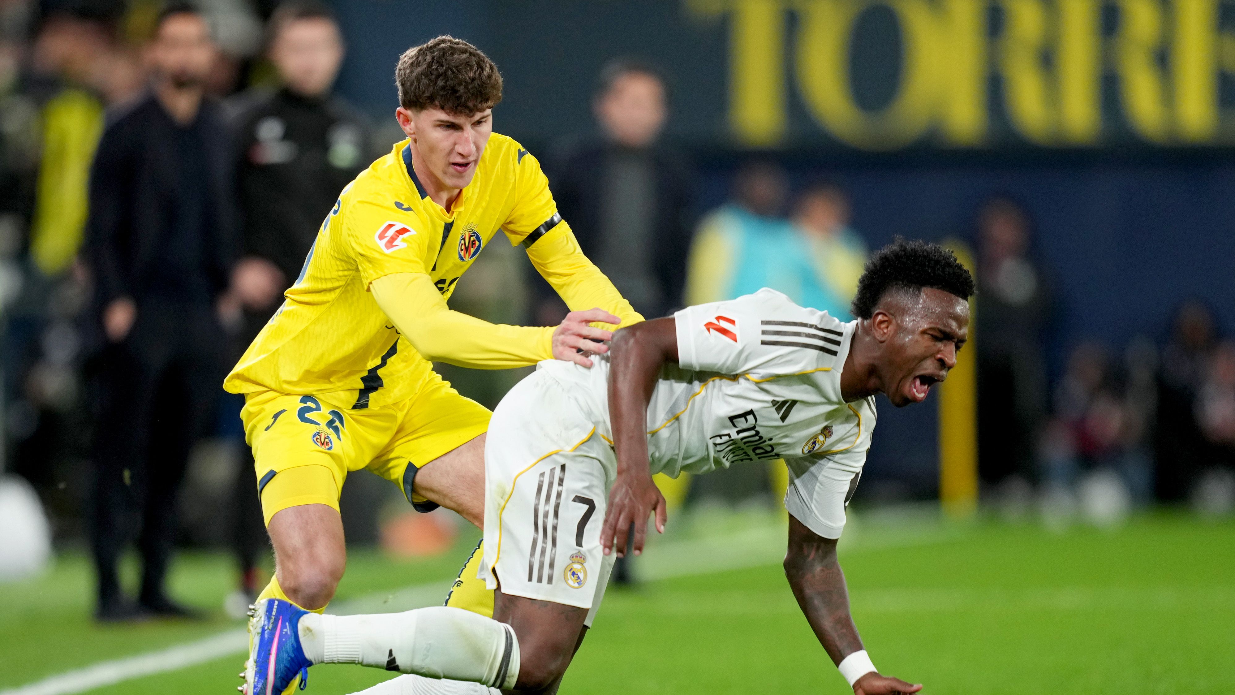 Vinícius Jr en contre-attaque stoppée par le sifflet d’un arbitre lors Real Madrid – Villarreal à La Cerámica