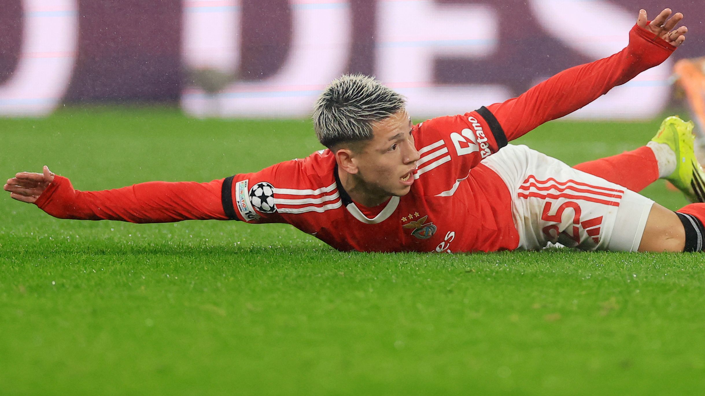 Imagen de Vinícius Júnior y Gianluca Bristianni durante la Champions League en Lisboa