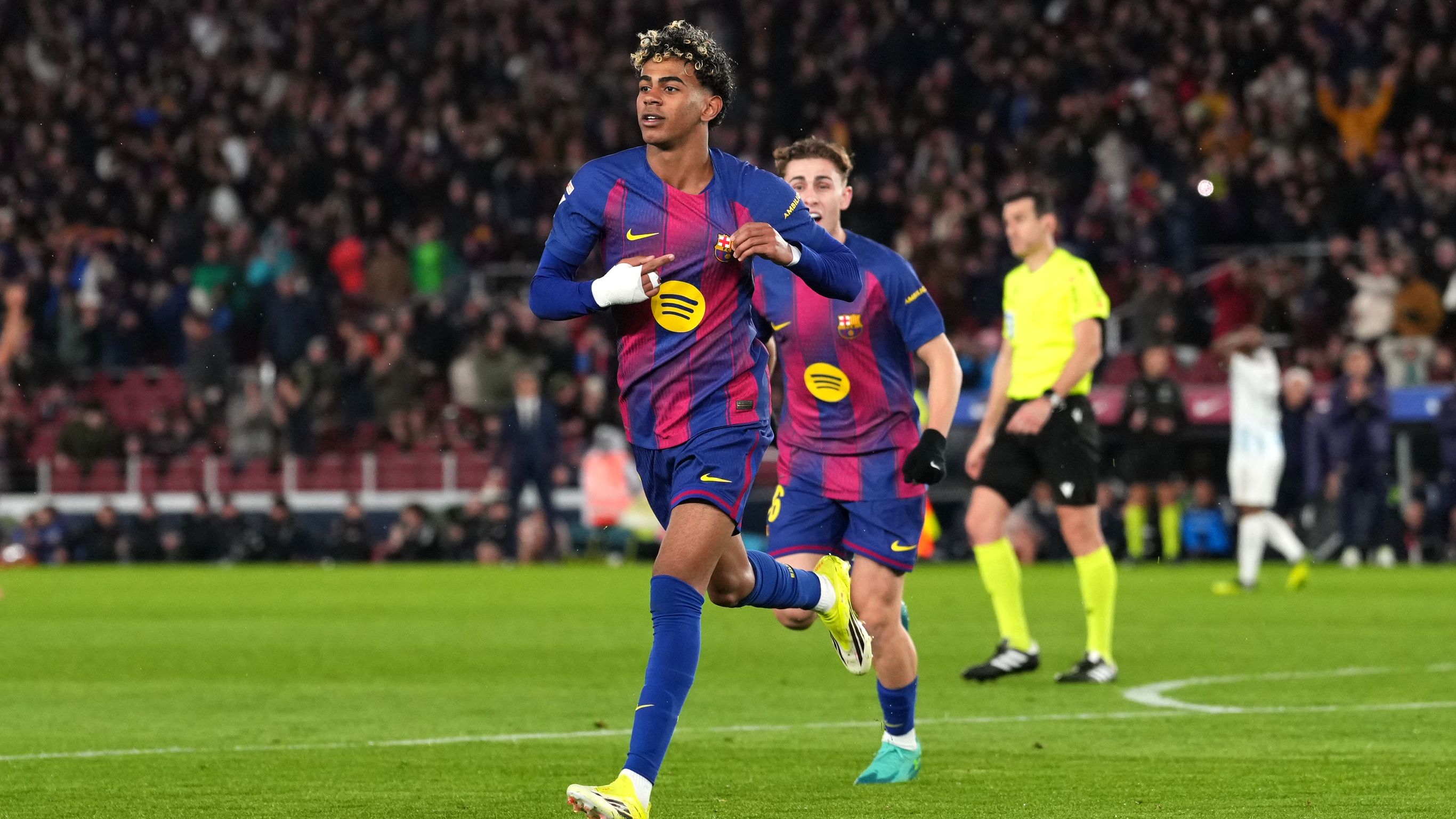 Lamine Yamal réalise un magnifique but en bicyclette pour Barcelone contre Oviedo