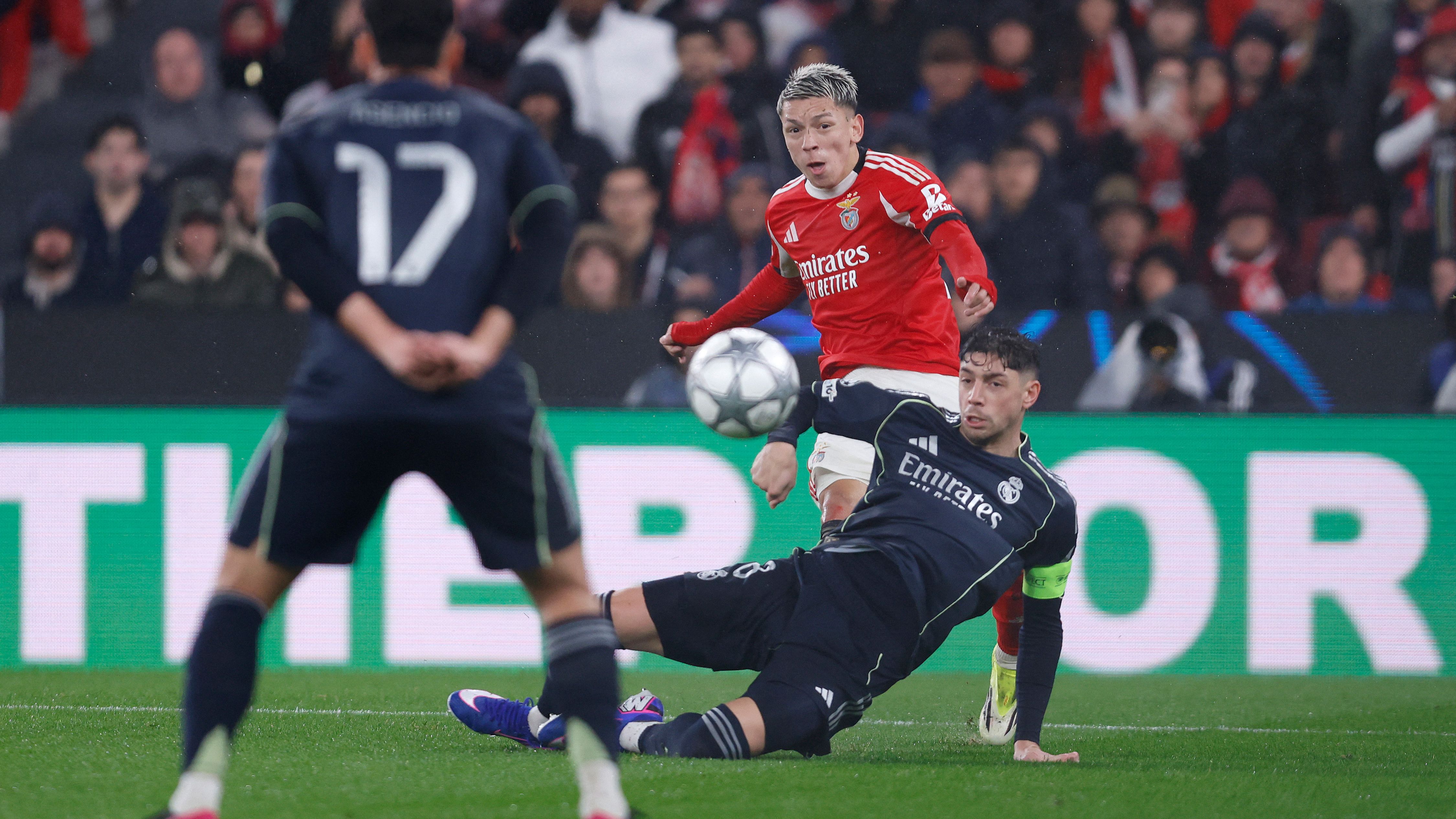 Vinícius Júnior y Gianluca Bristianni durante un partido de Champions rodeados por afición portuguesa