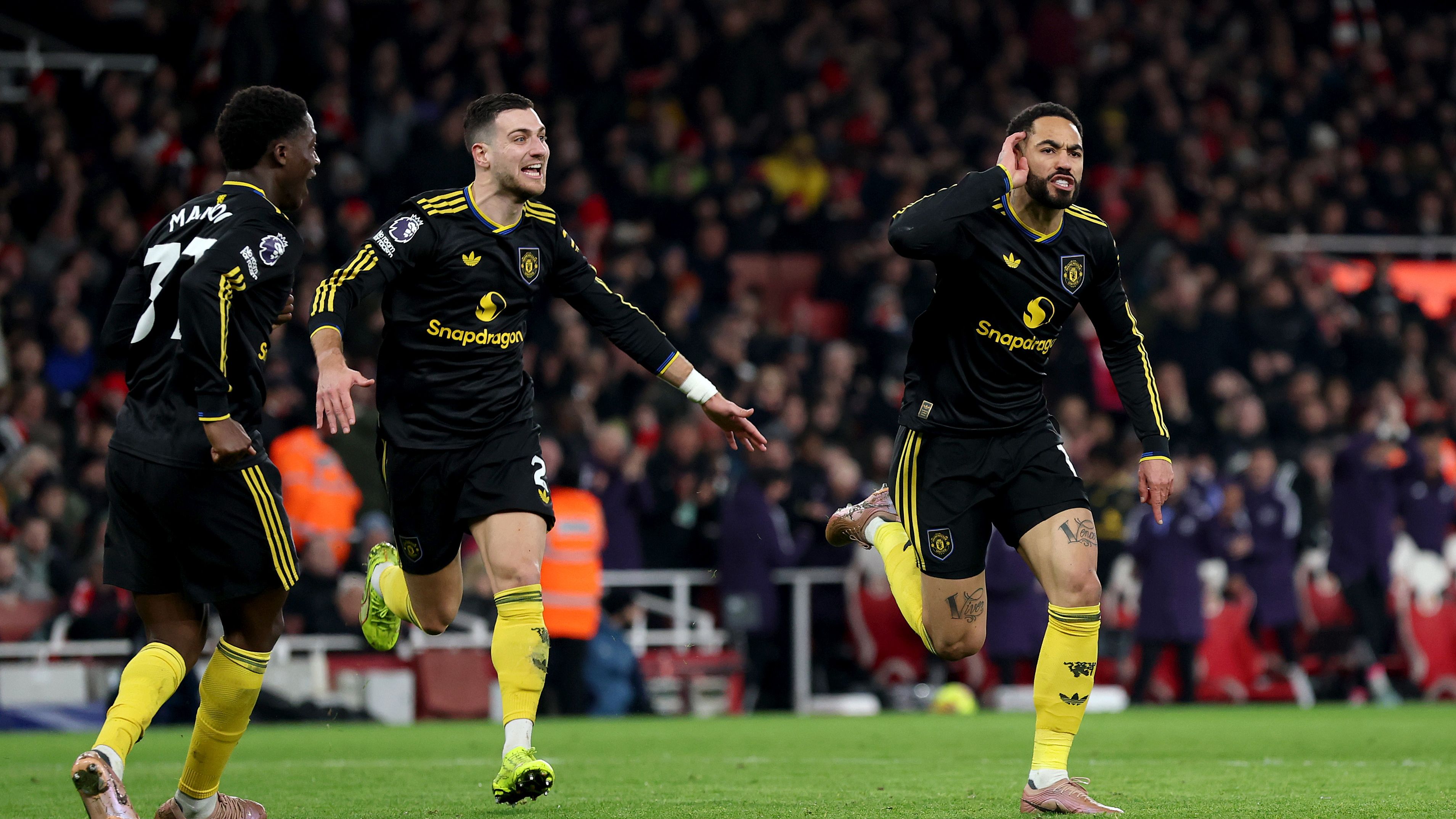 Manchester United beat Arsenal 3-2 in EPL with Carrick revival