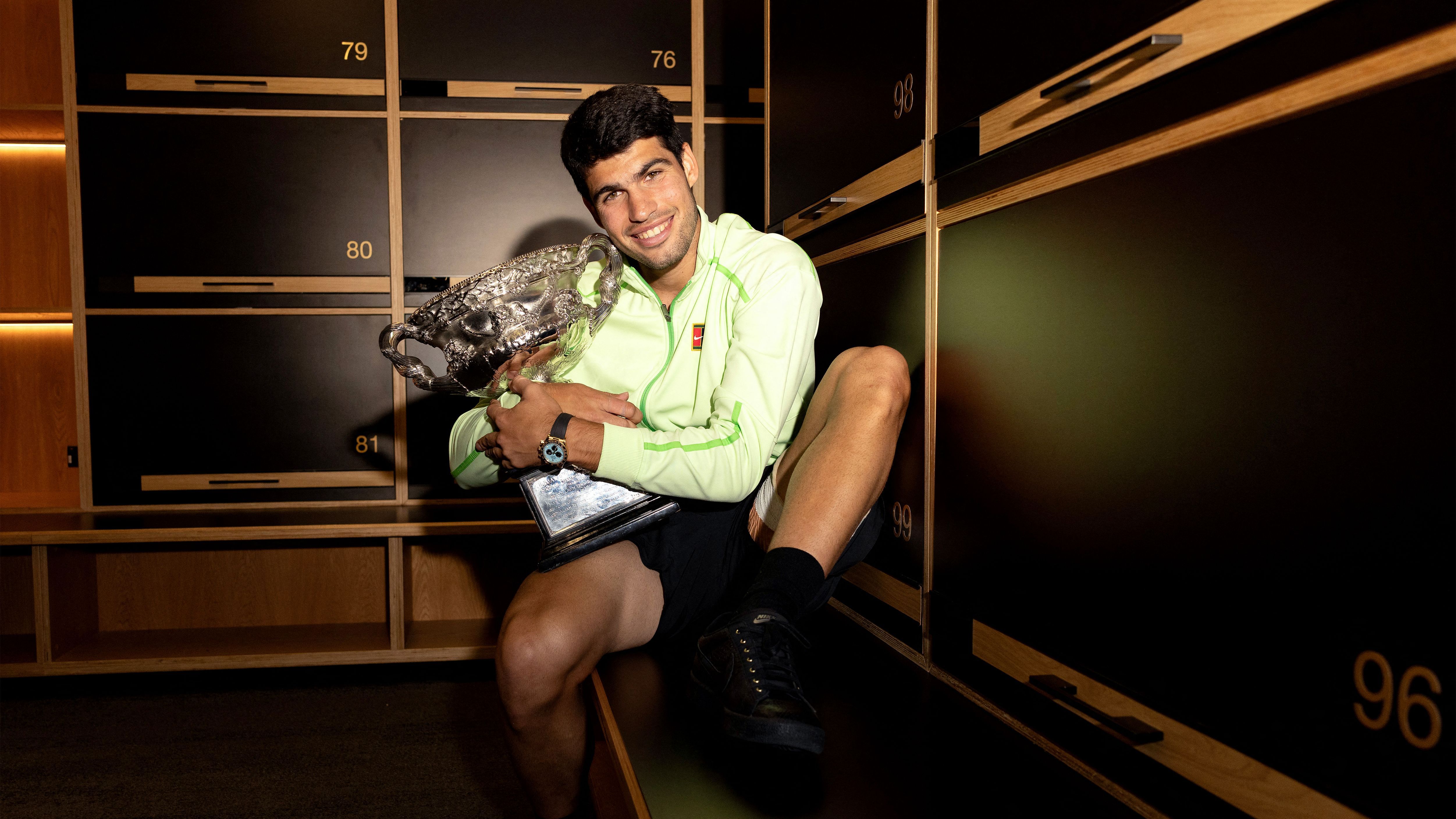 Carlos Alcaraz campeón del Abierto de Australia 2026 frente al trofeo