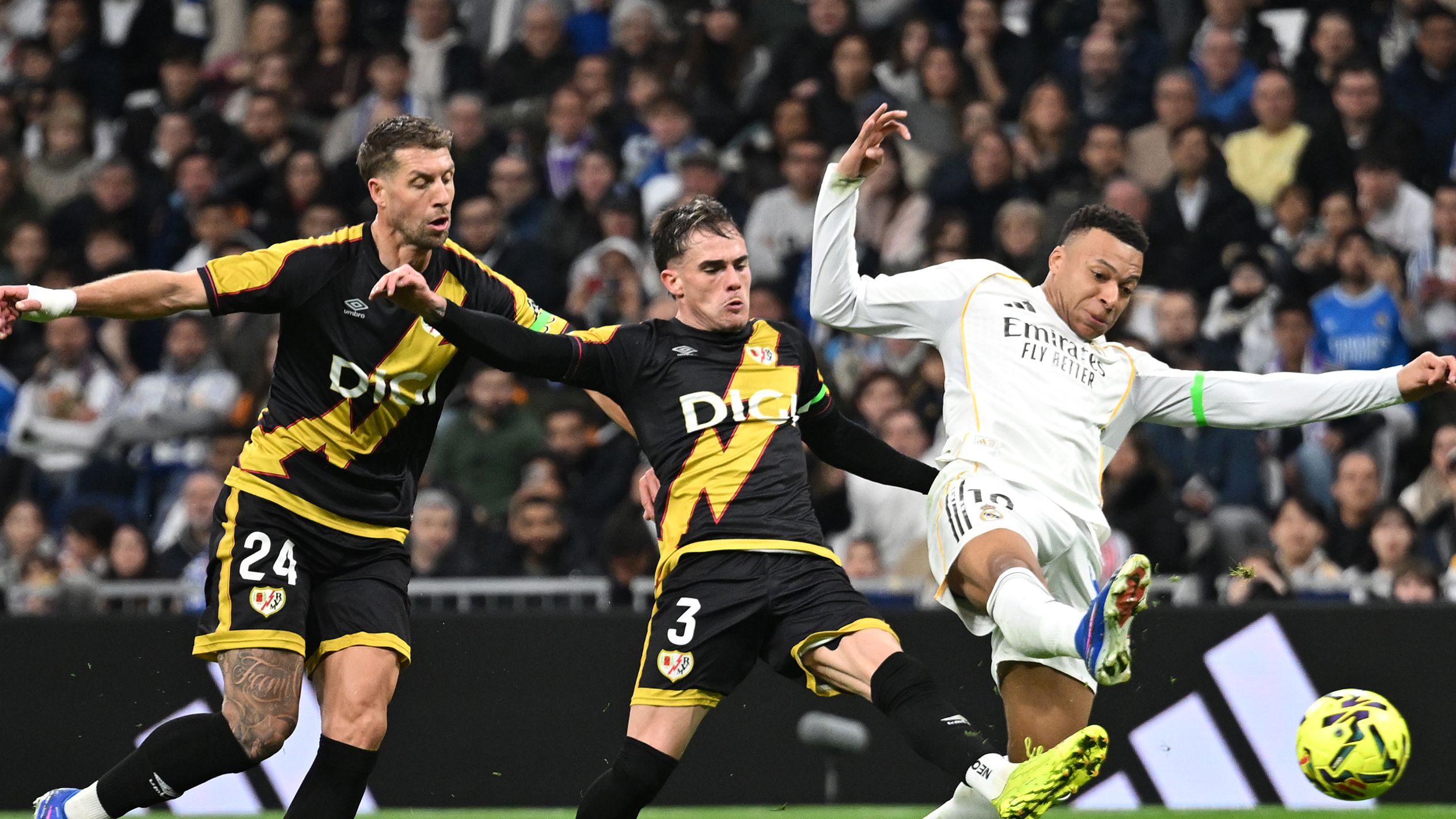 Real Madrid y Rayo Vallecano brazaletes verdes campaña contra el cáncer