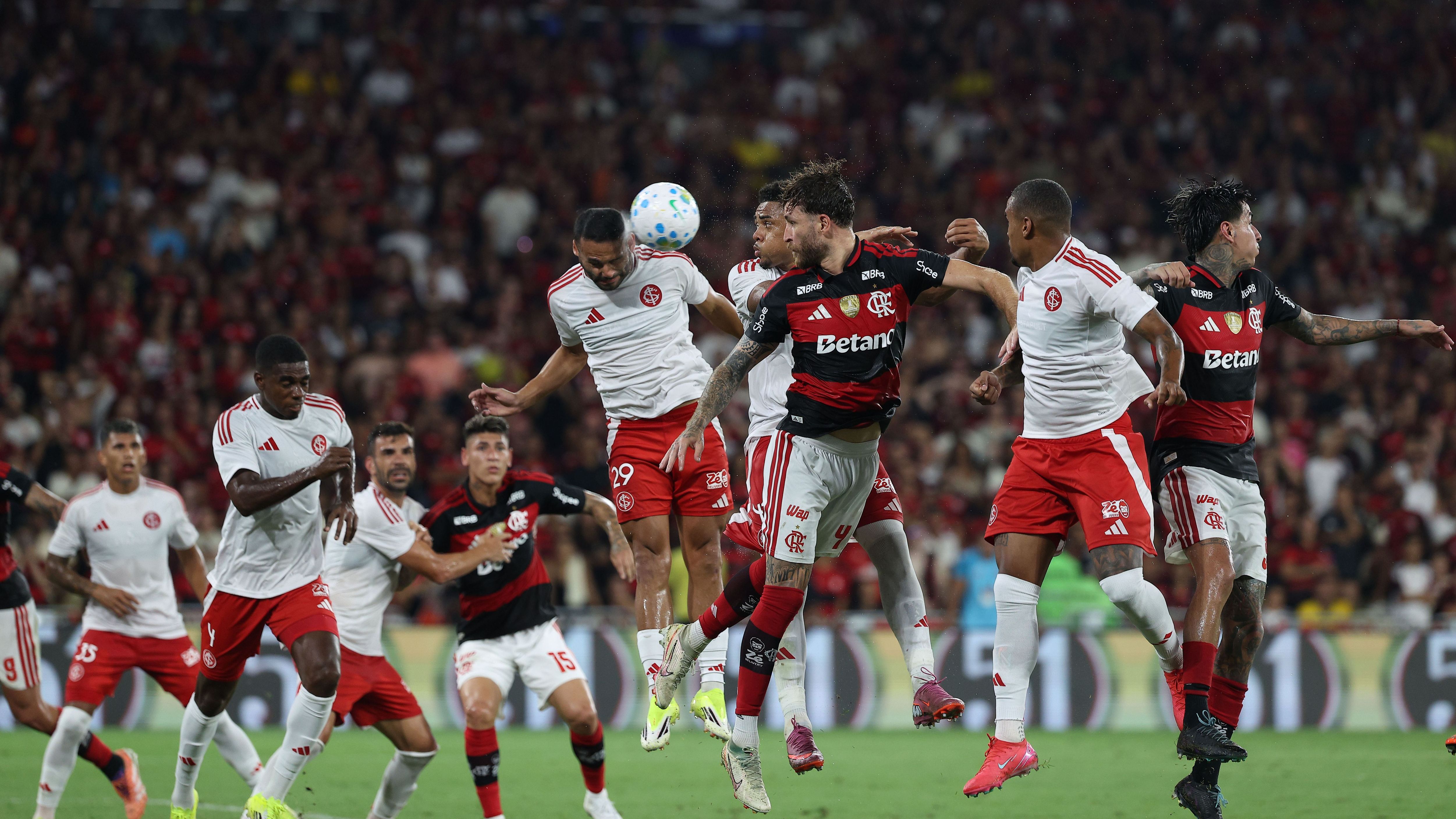 فيديو: لحظات من الرعب.. لاعب برازيلي يصاب بنوبة صرع في مباراة فلامنجو