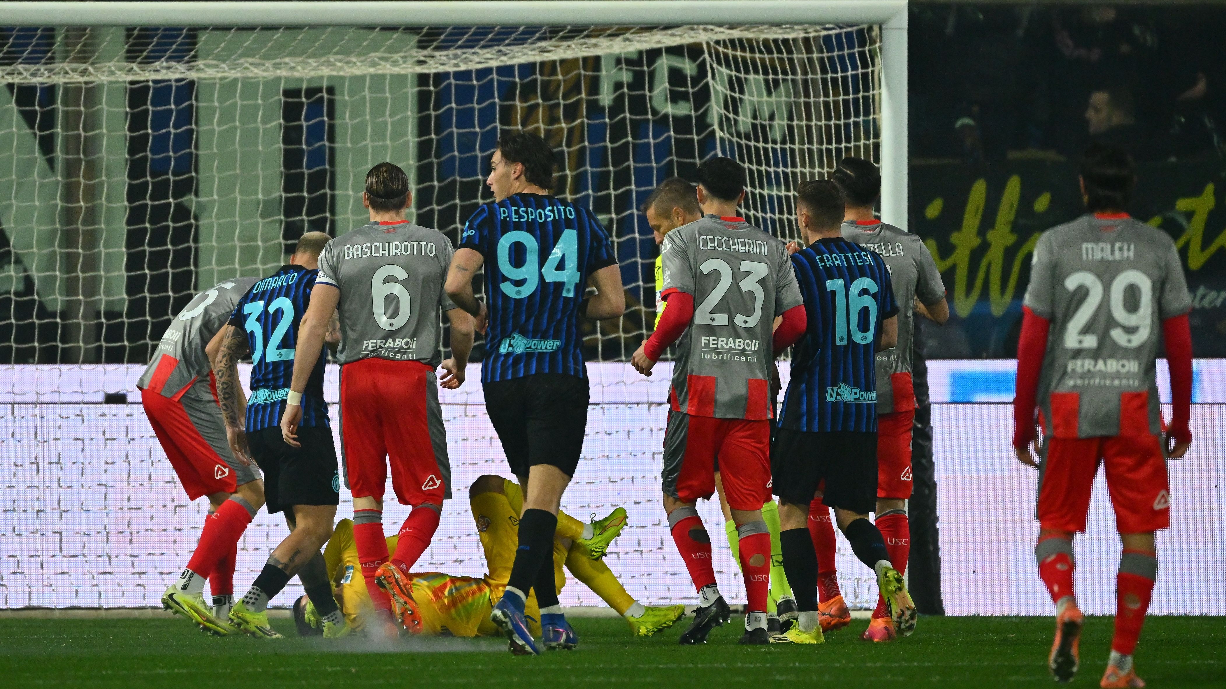 Inter-Cremonese 0-3 Odiero petardo stadio Giovanni Zini ricerca immagine