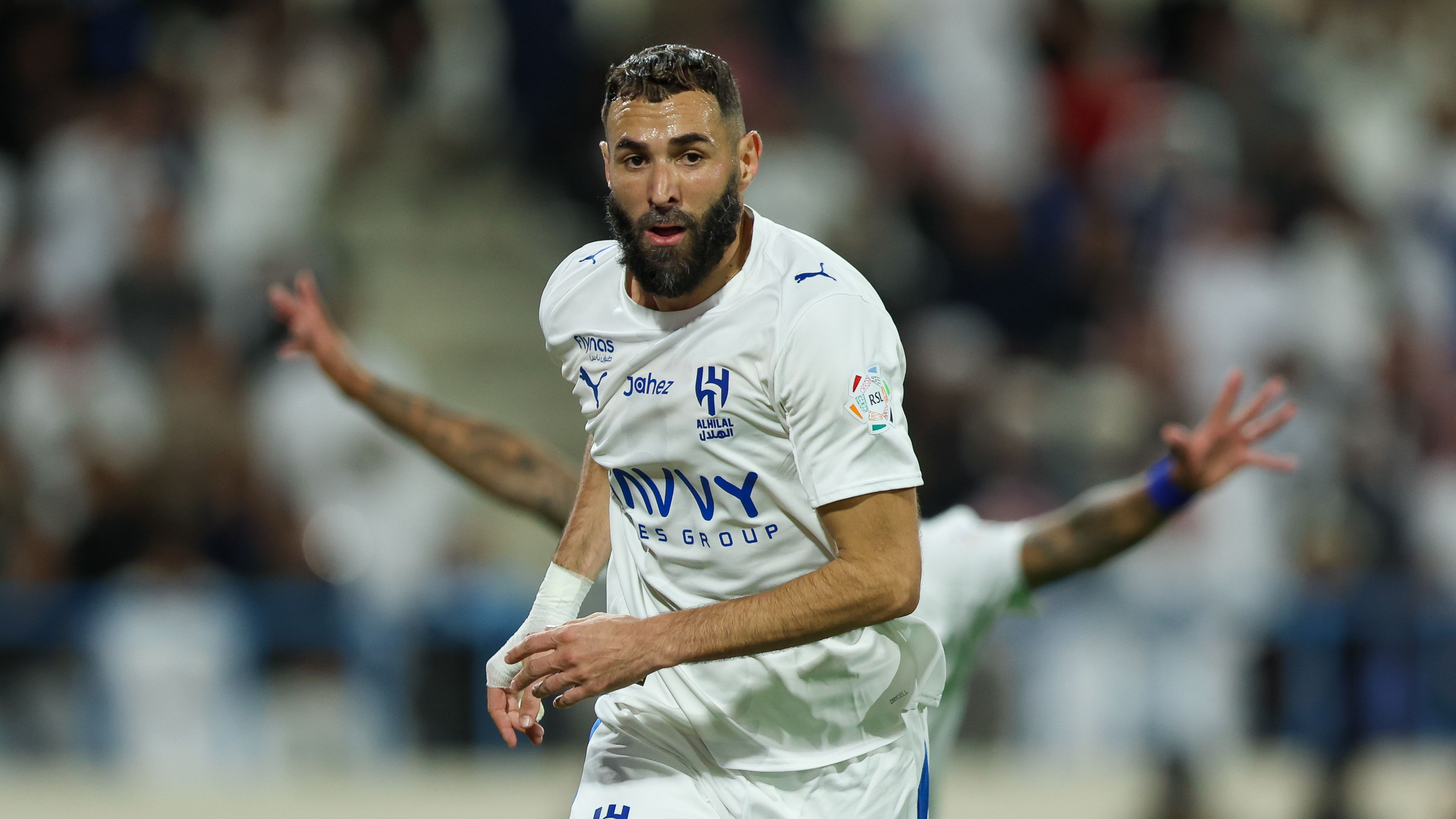 كواليس صفقة بنزيما: الهلال يدفع الرواتب من موارده الخاصة والراتب أقل من السابق