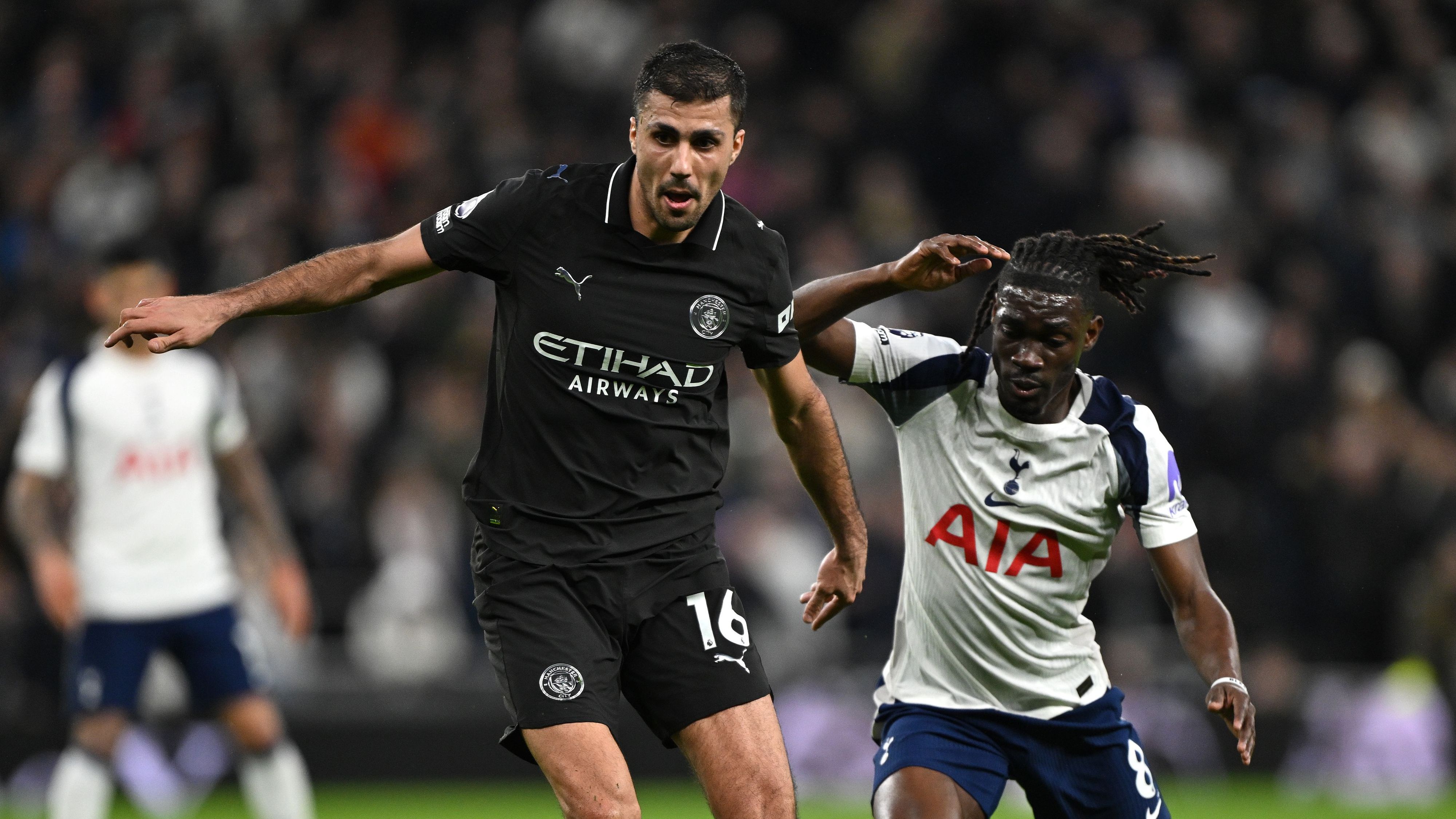 لاعب مانشستر سيتي رودري يواجه عقوبة بعد انتقاد التحكيم في مباراة توتنهام