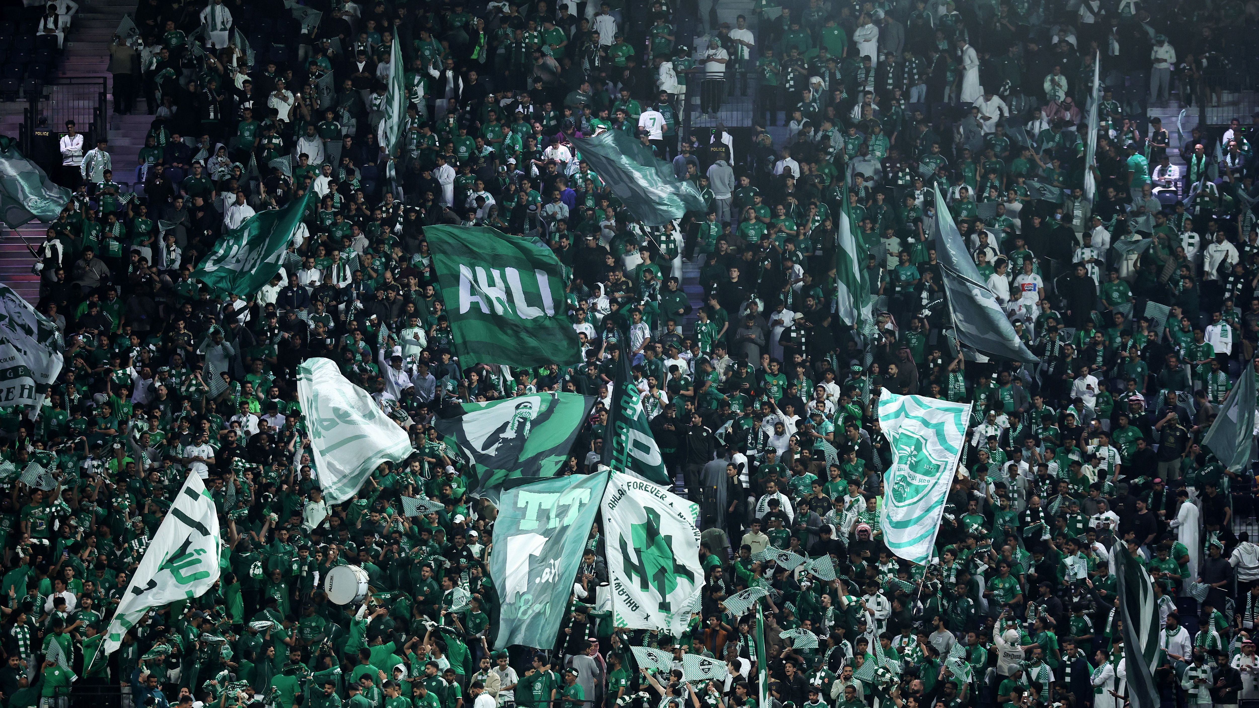 Derby di Jeddah Al Ahli contro Al Ittihad tifosi verde faccia spettrale Controllo