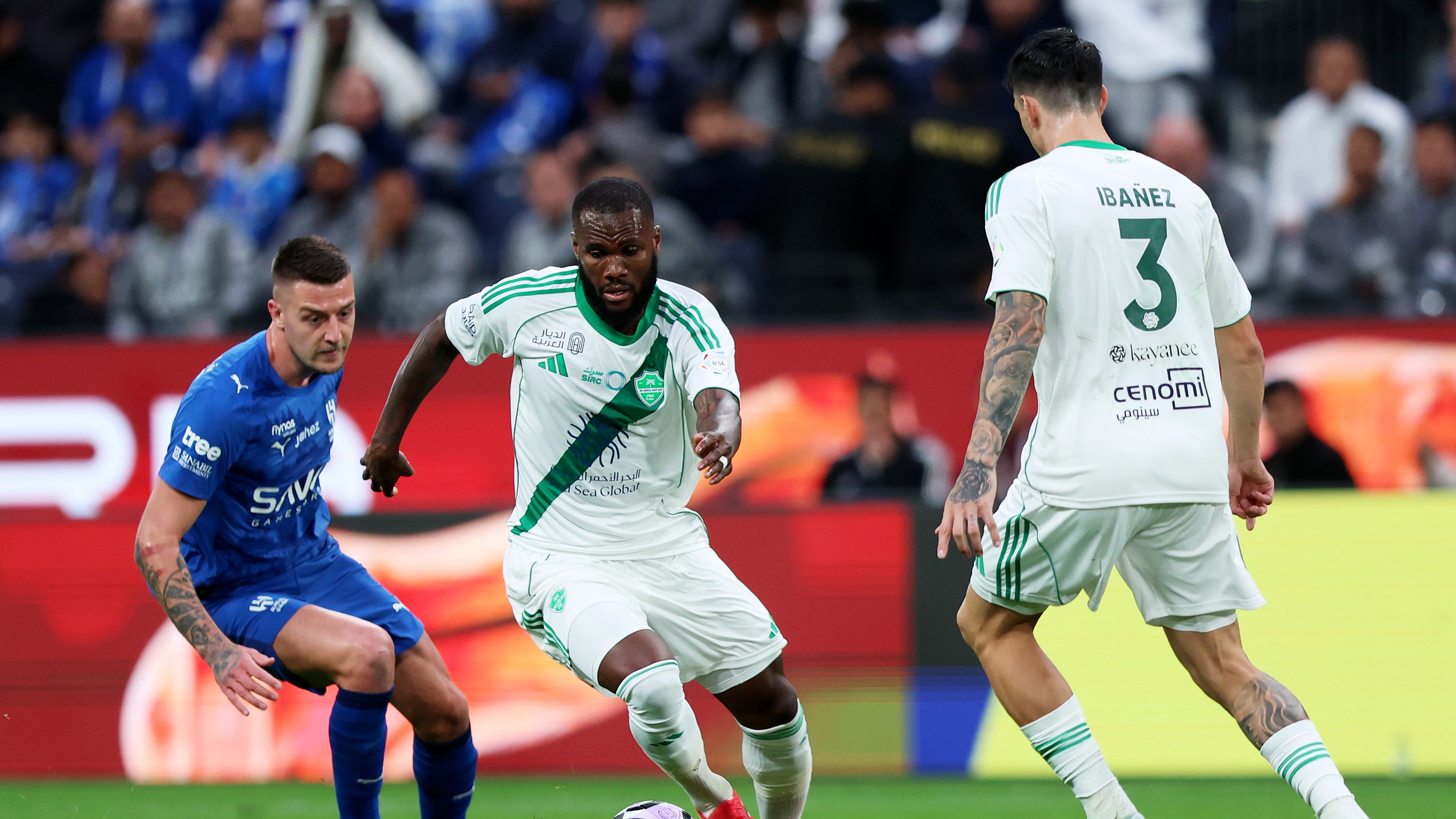 القنوات الناقلة لمباراة الشباب والأهلي في دوري روشن السعودي 2025-2026: تفاصيل البث