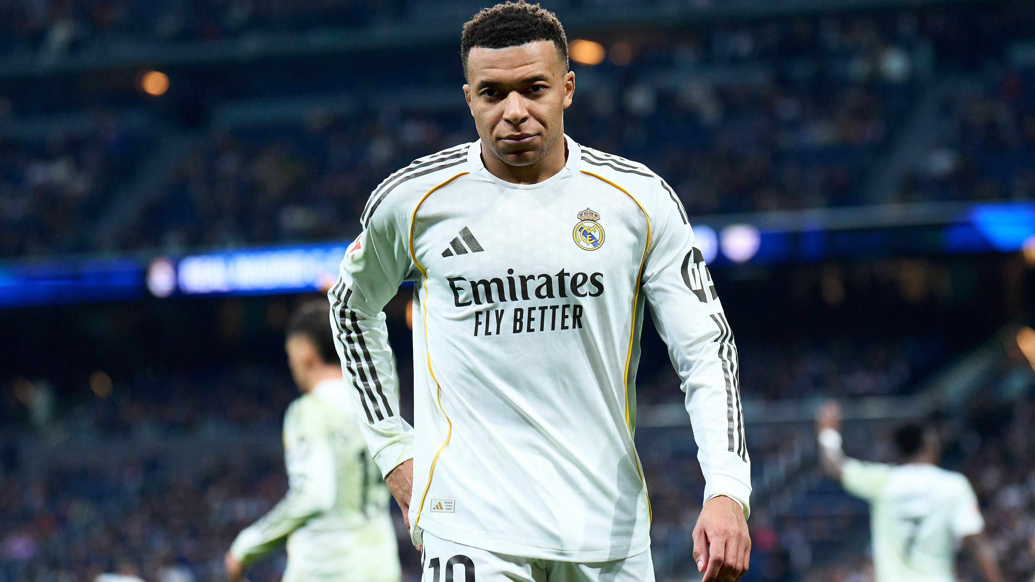 Mbappé protesta durante el Real Madrid vs Rayo Vallecano en La Liga buscando imágenes de la escena