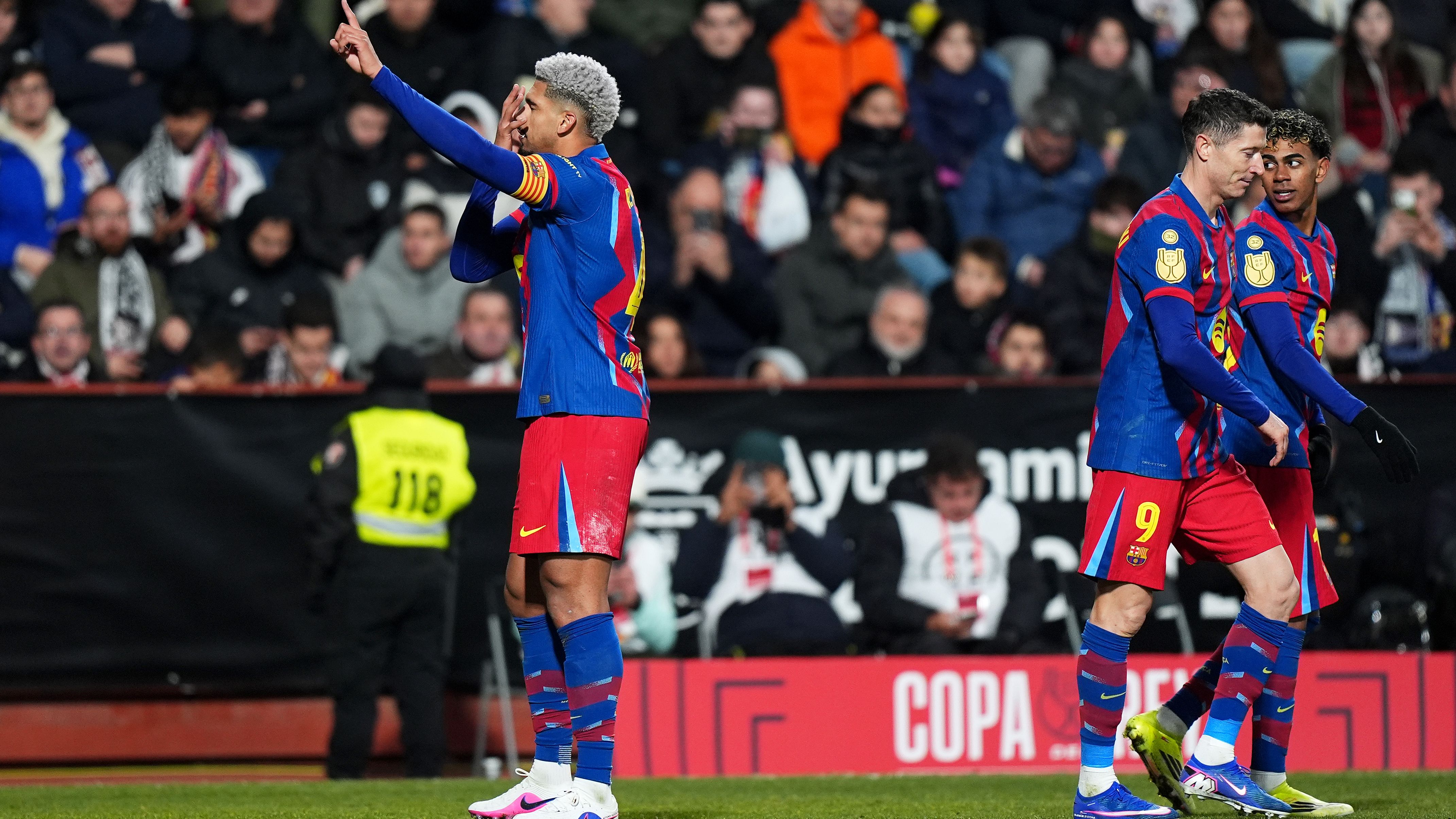 Ronald Araújo's headed goal and captain's celebration for Barcelona against Albacete in the Copa del Rey