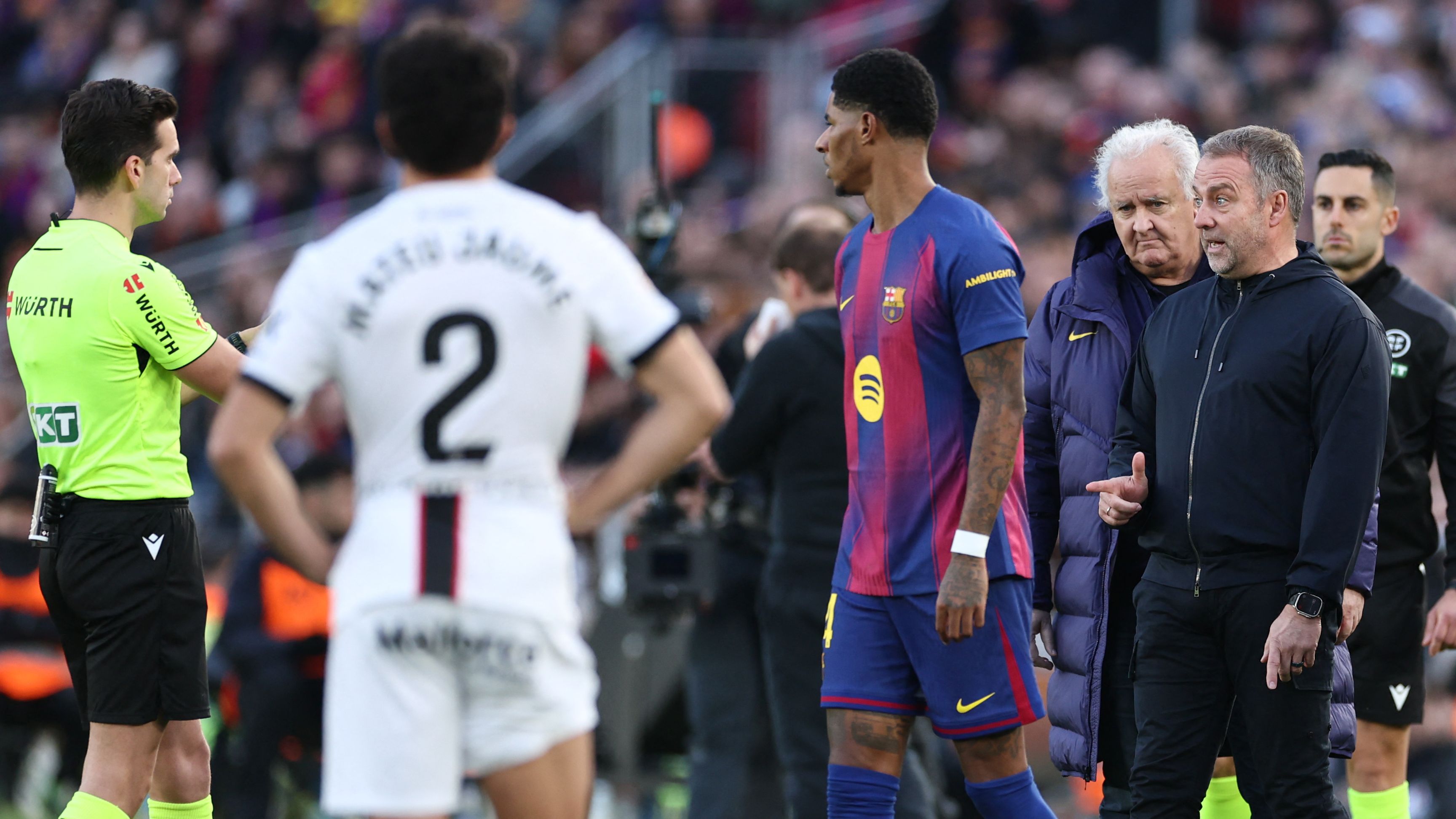 Flick enojado ante el árbitro durante Barcelona-Mallorca