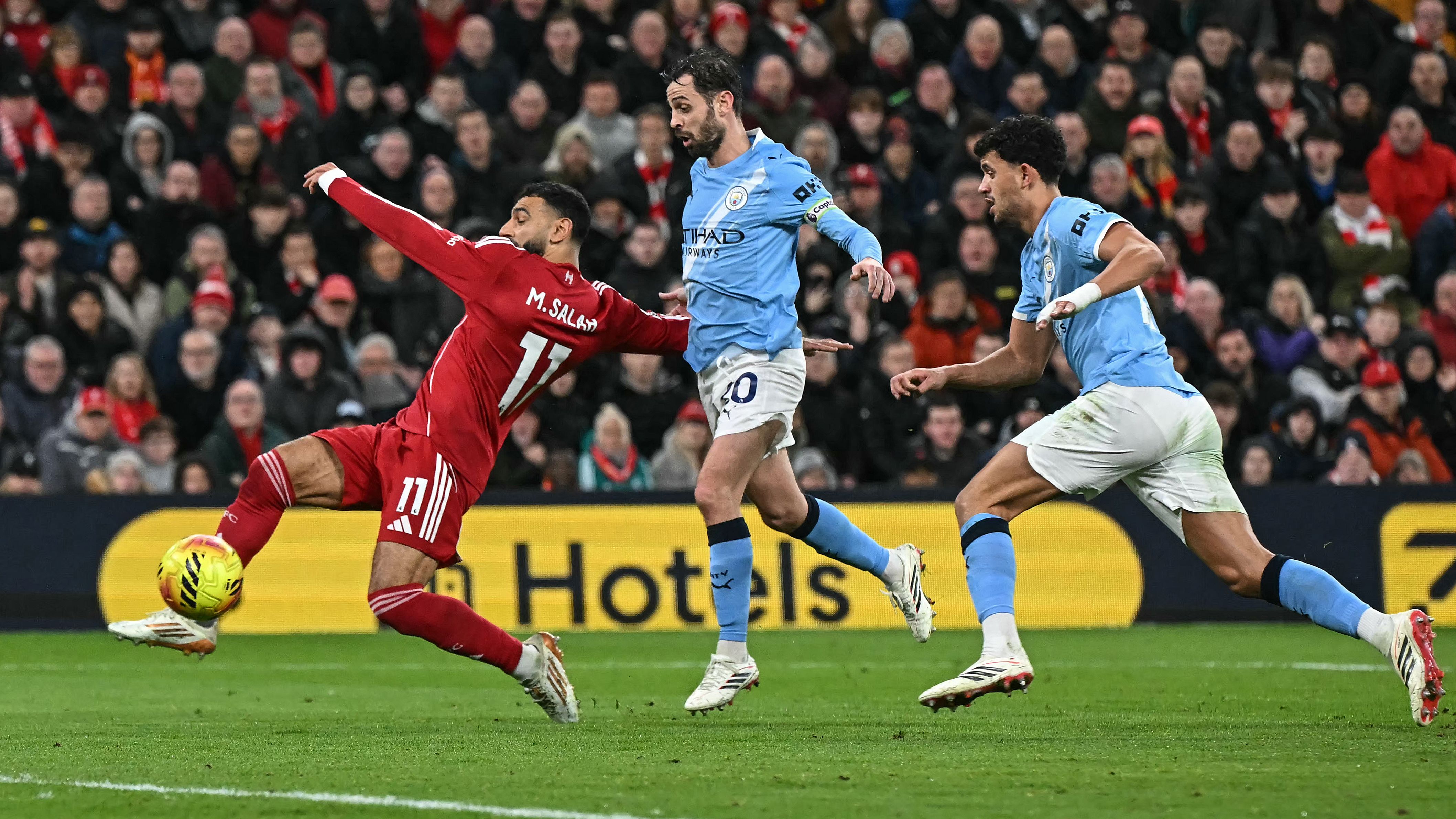 خبير تحكيمي يحسم الجدل.. هل ظلم ليفربول أمام مانشستر سيتي؟