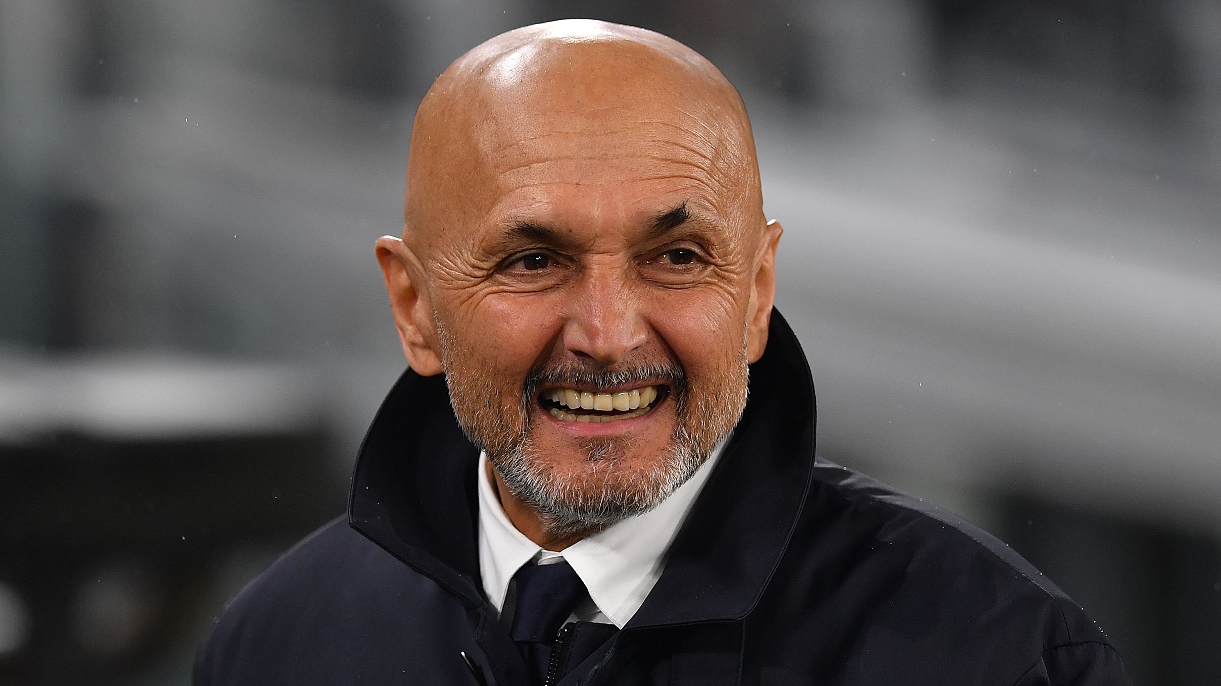 بالفيديو.. سباليتي يُقبل مذيعة اعتراضًا على التحكيم