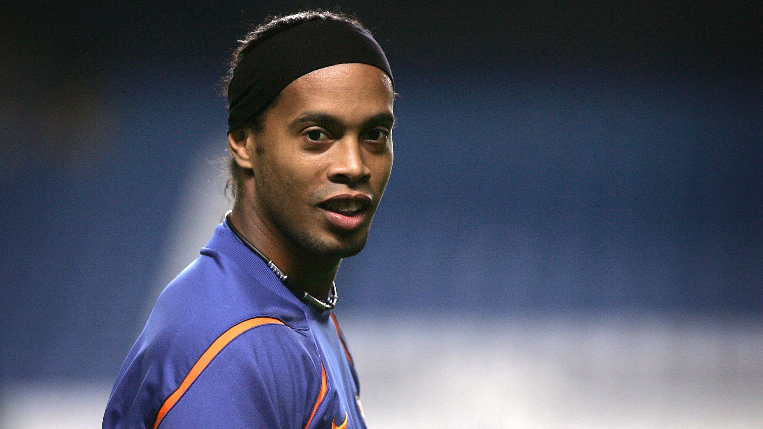 TOPSHOT-FBL-EUR-C1-BARCELONA-RONALDINHO