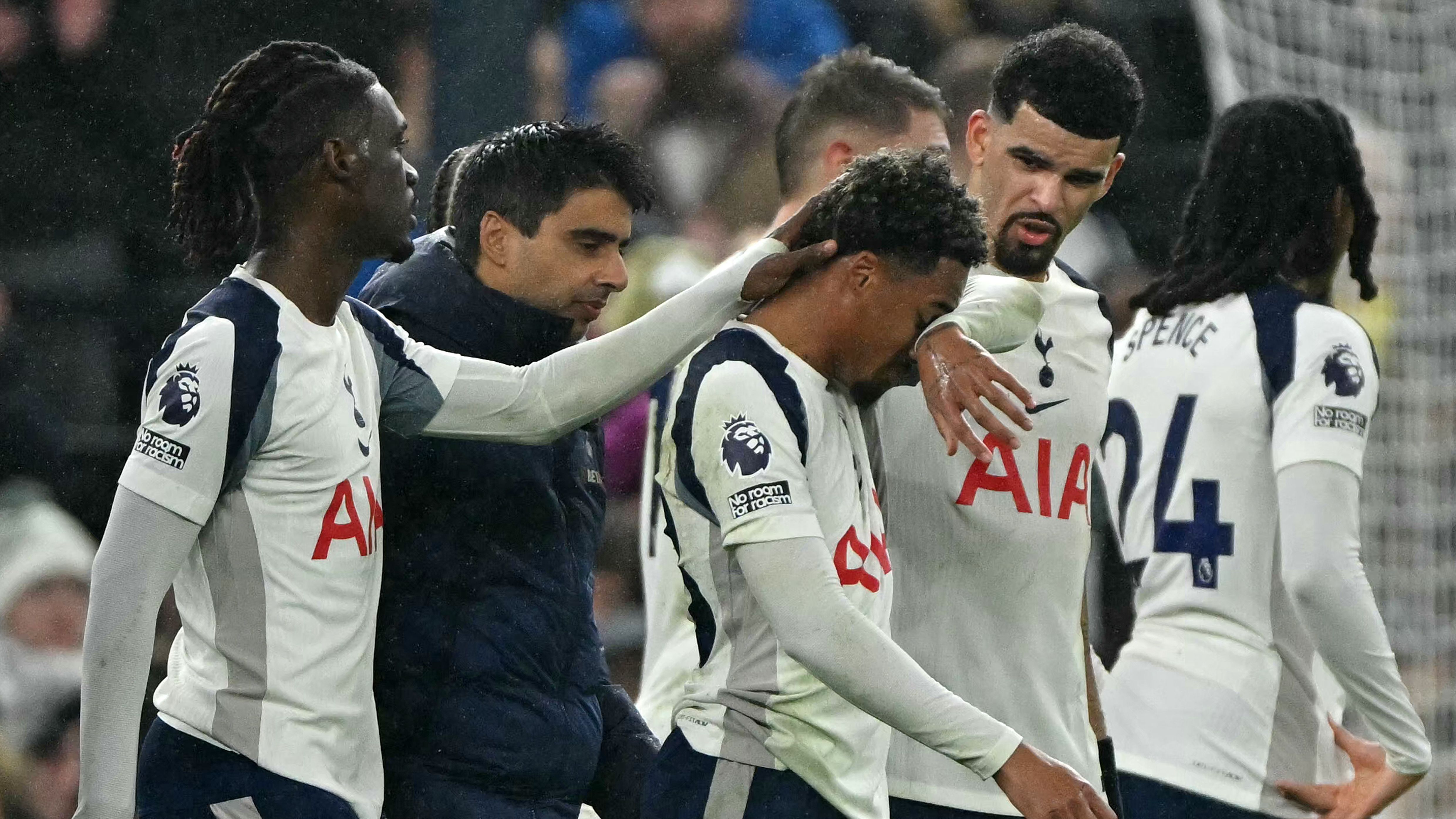 Wilson Odobert infortunio ACL Tottenham Newcastle 2026 foto