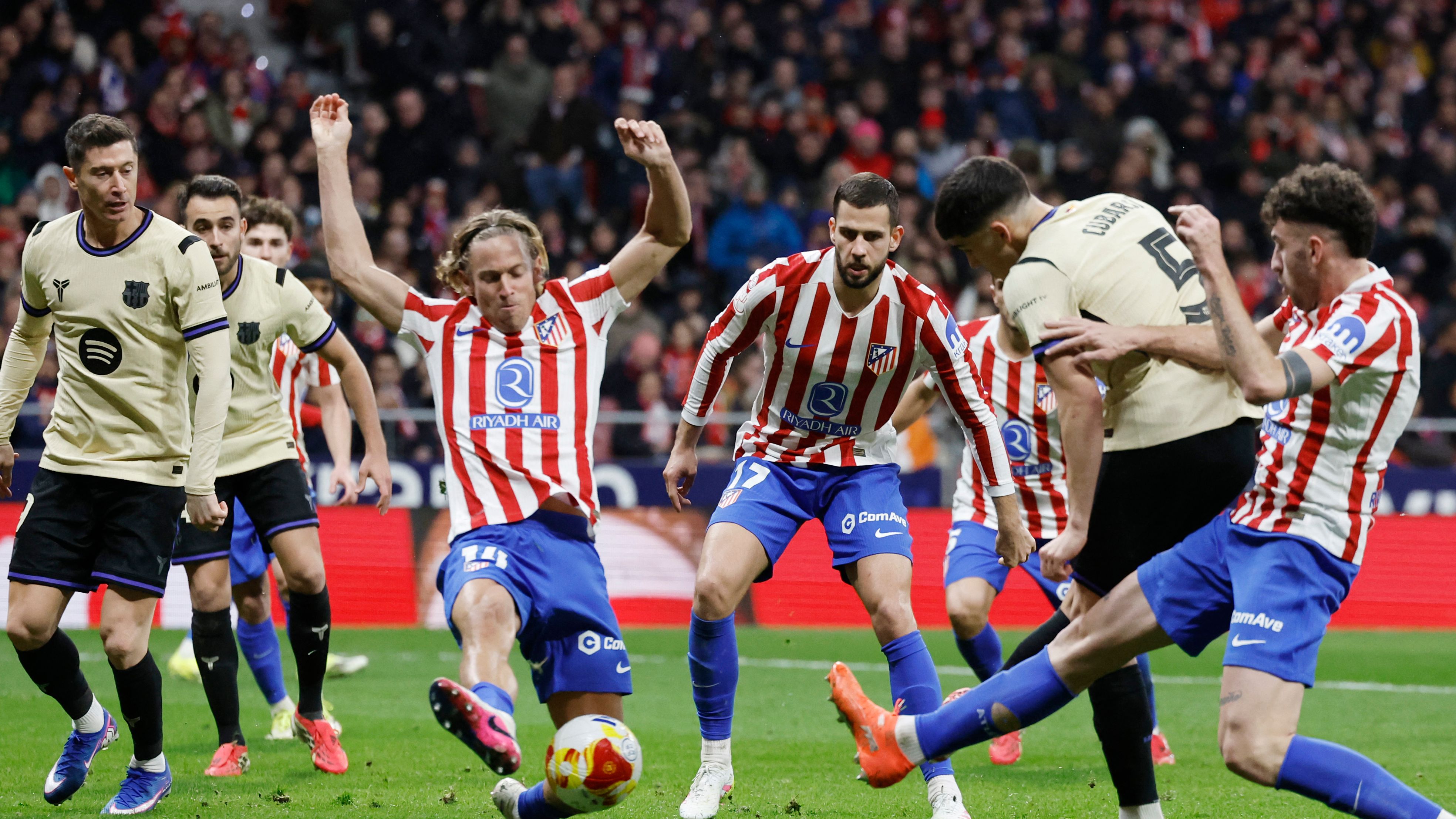 خبير تحكيمي إسباني ينتقد إلغاء هدف برشلونة في مواجهة أتلتيكو مدريد