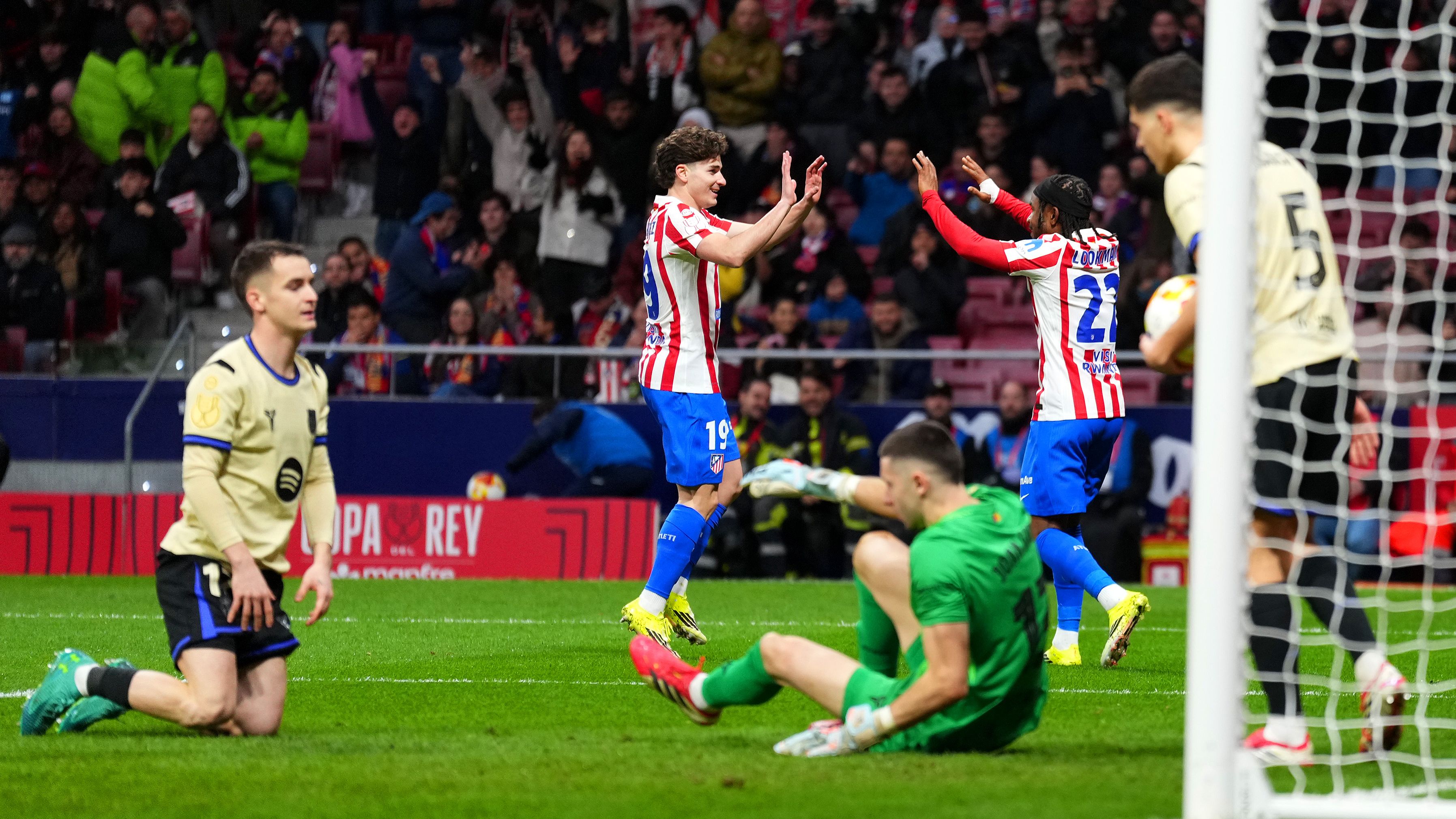 أتلتيكو مدريد يذل برشلونة بأربعة أهداف في شوط واحد بكأس الملك الإسباني