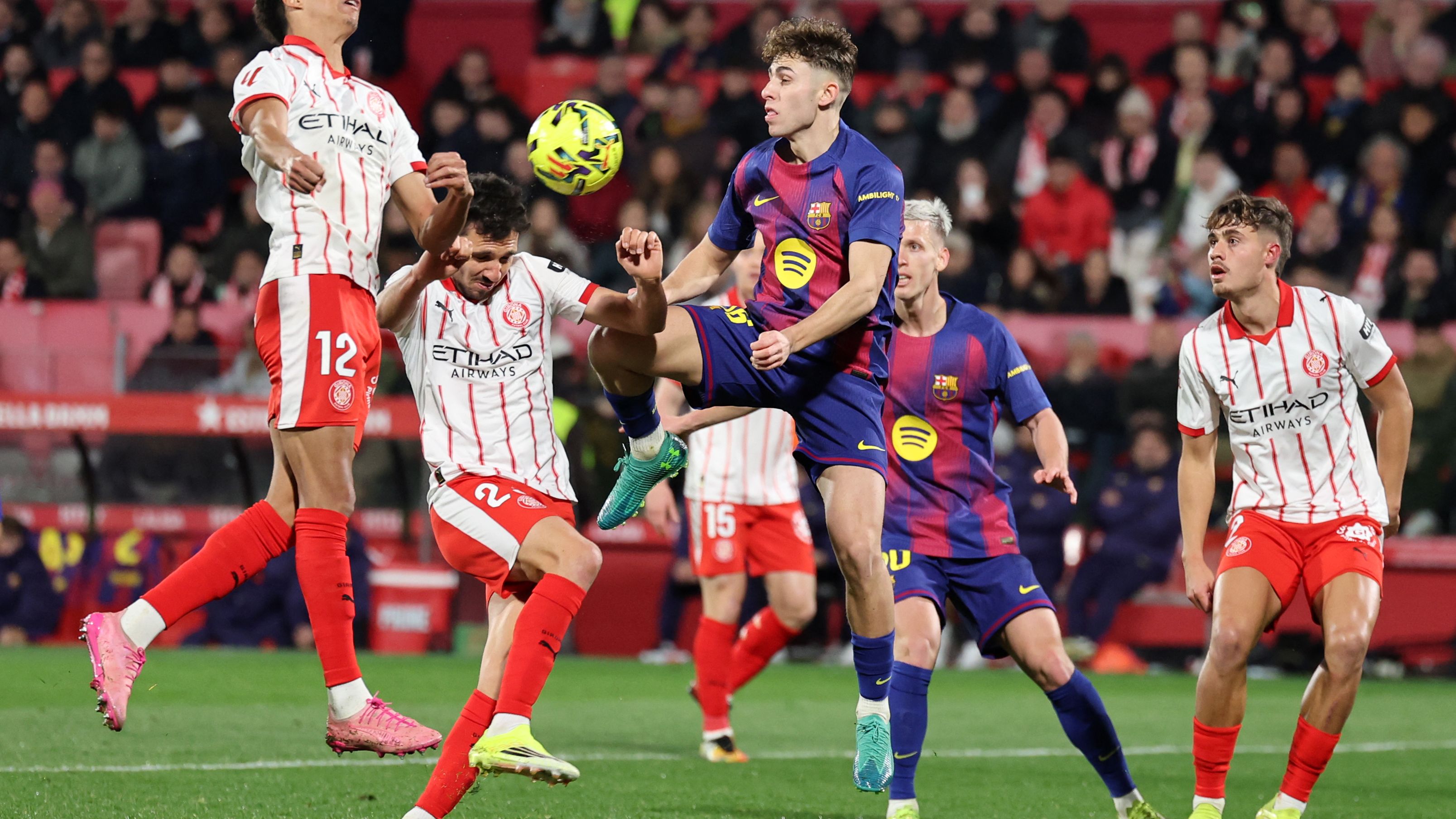 برشلونة يبتعد عن مدافع السيتي.. وعودته إلى التشكيلة أقرب