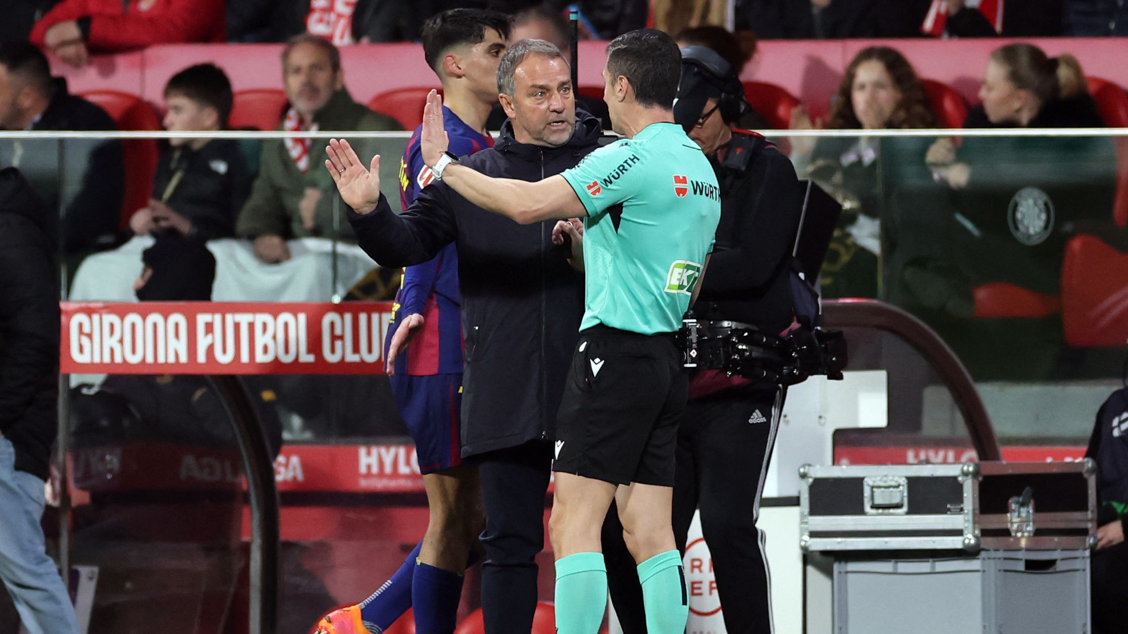 رغم خطأ الحكم.. فليك يفجر قنبلة: لاعبو برشلونة لا يستحقون الدفاع عنهم!