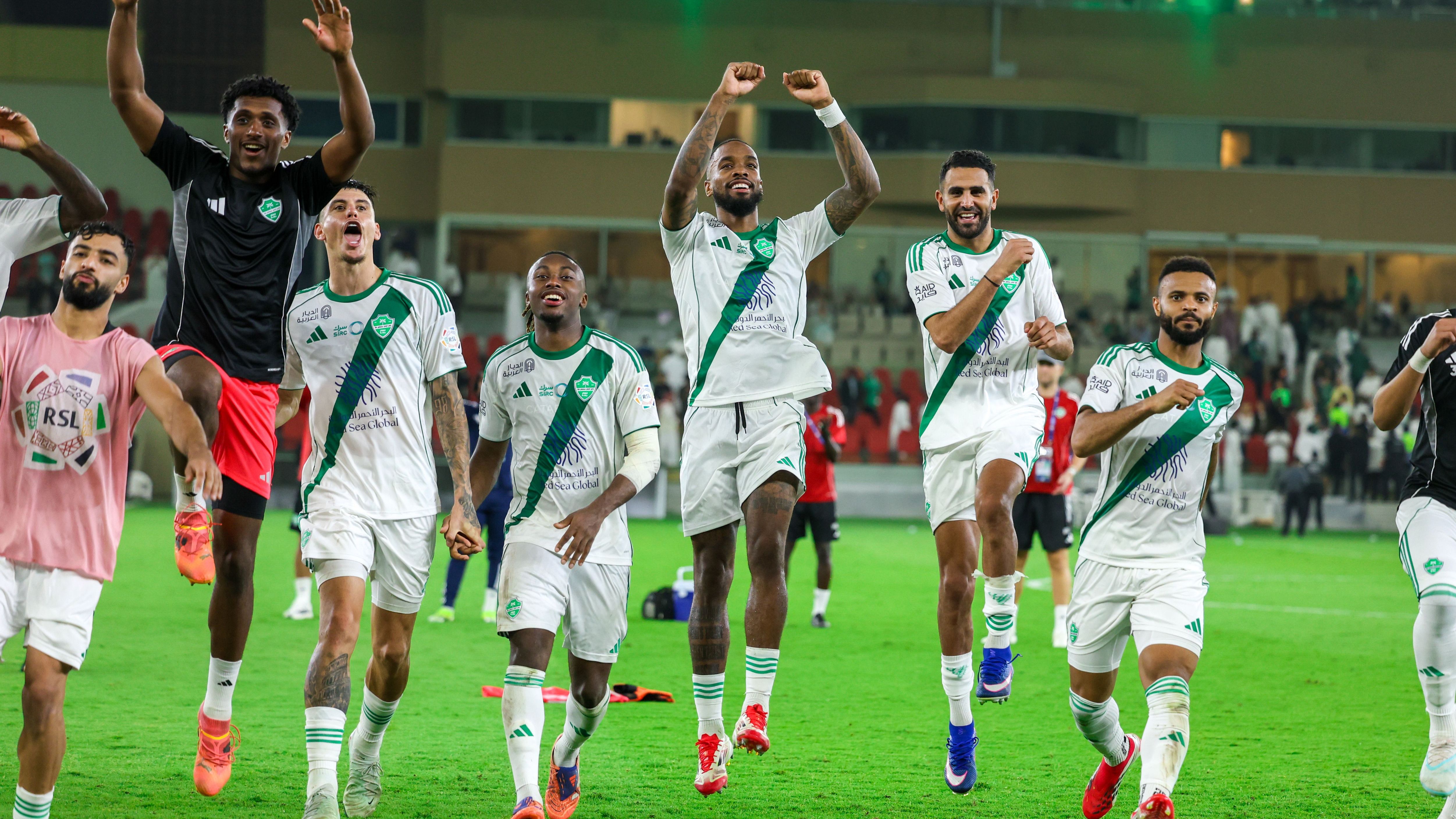 كيسي يقود الأهلي للصدارة بفوز صعب على ضمك في دوري روشن السعودي