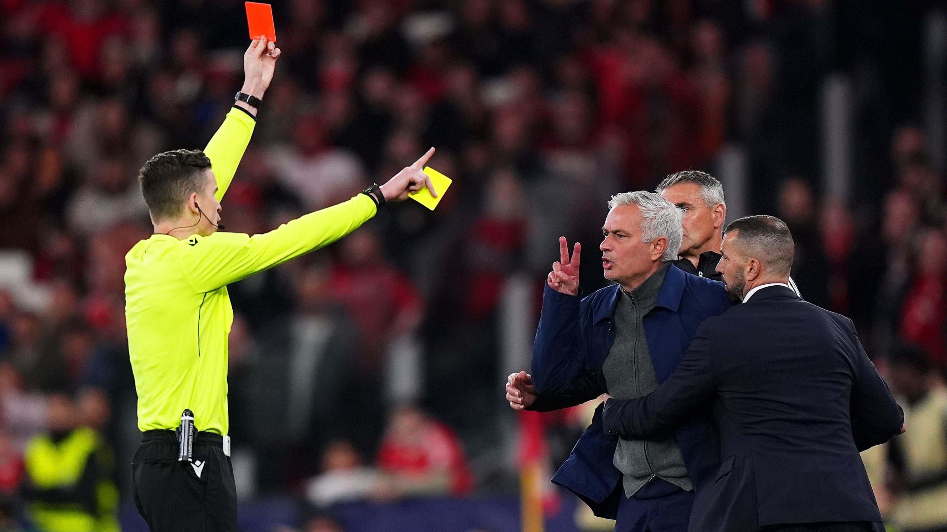 طرد مورينيو في مباراة بنفيكا وريال مدريد بعد احتجاجه على فينيسيوس جونيور