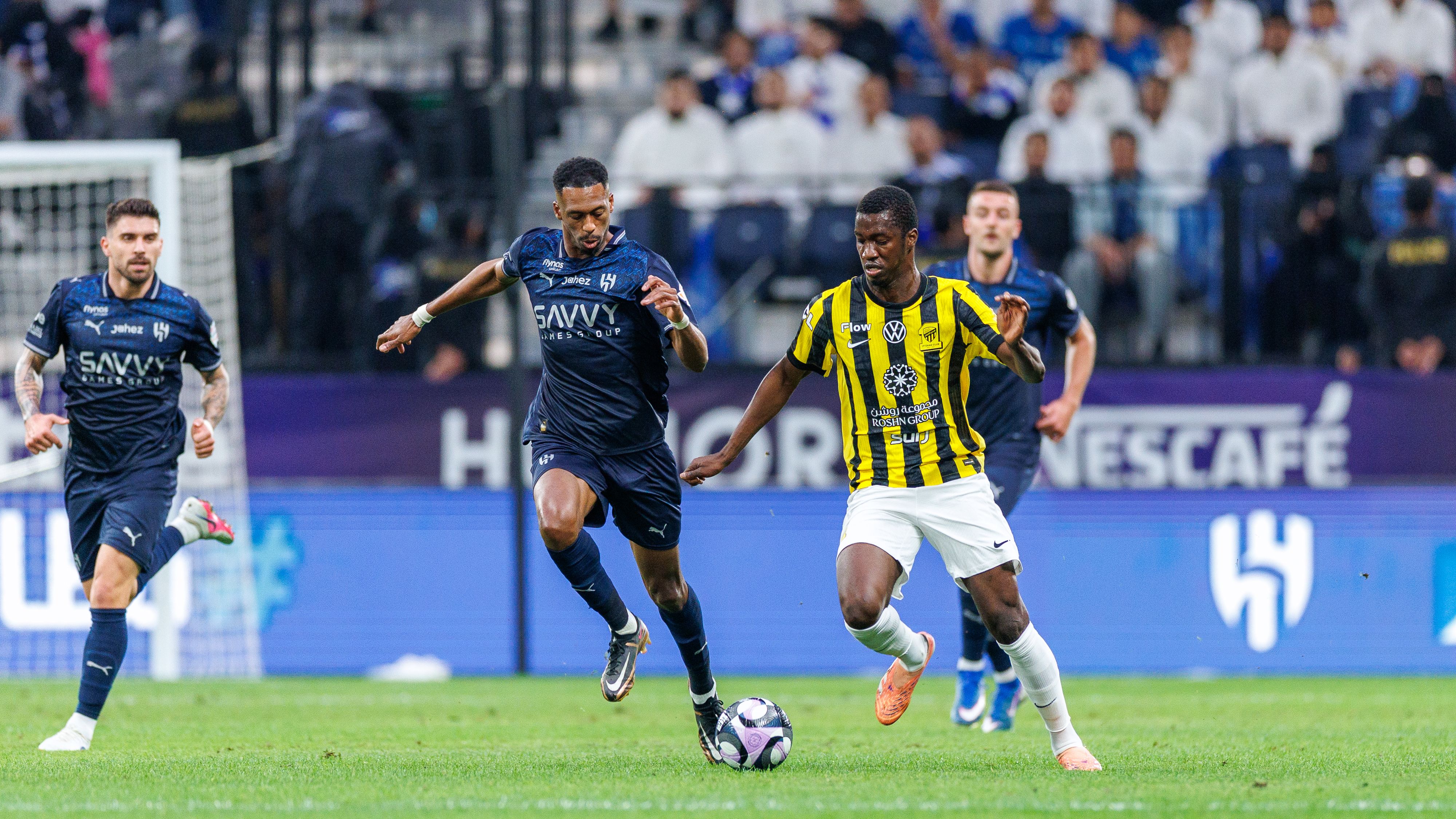 جماهير الهلال تستدعي أسطورة كرة السلة كاري في كلاسيكو دوري روشن ضد الاتحاد