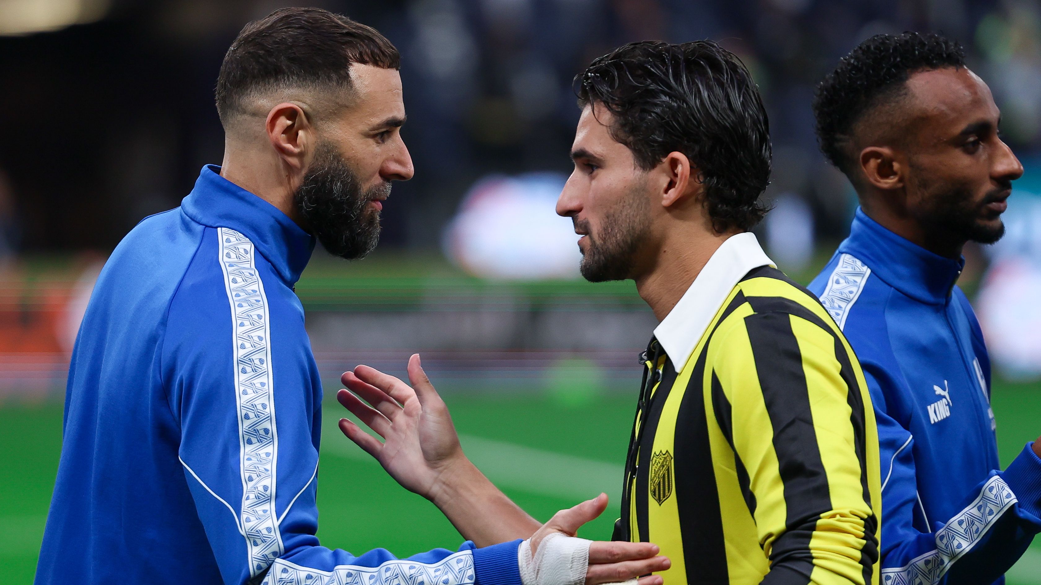 بنزيما يلغي متابعة عوار على إنستجرام بعد كلاسيكو الهلال والاتحاد