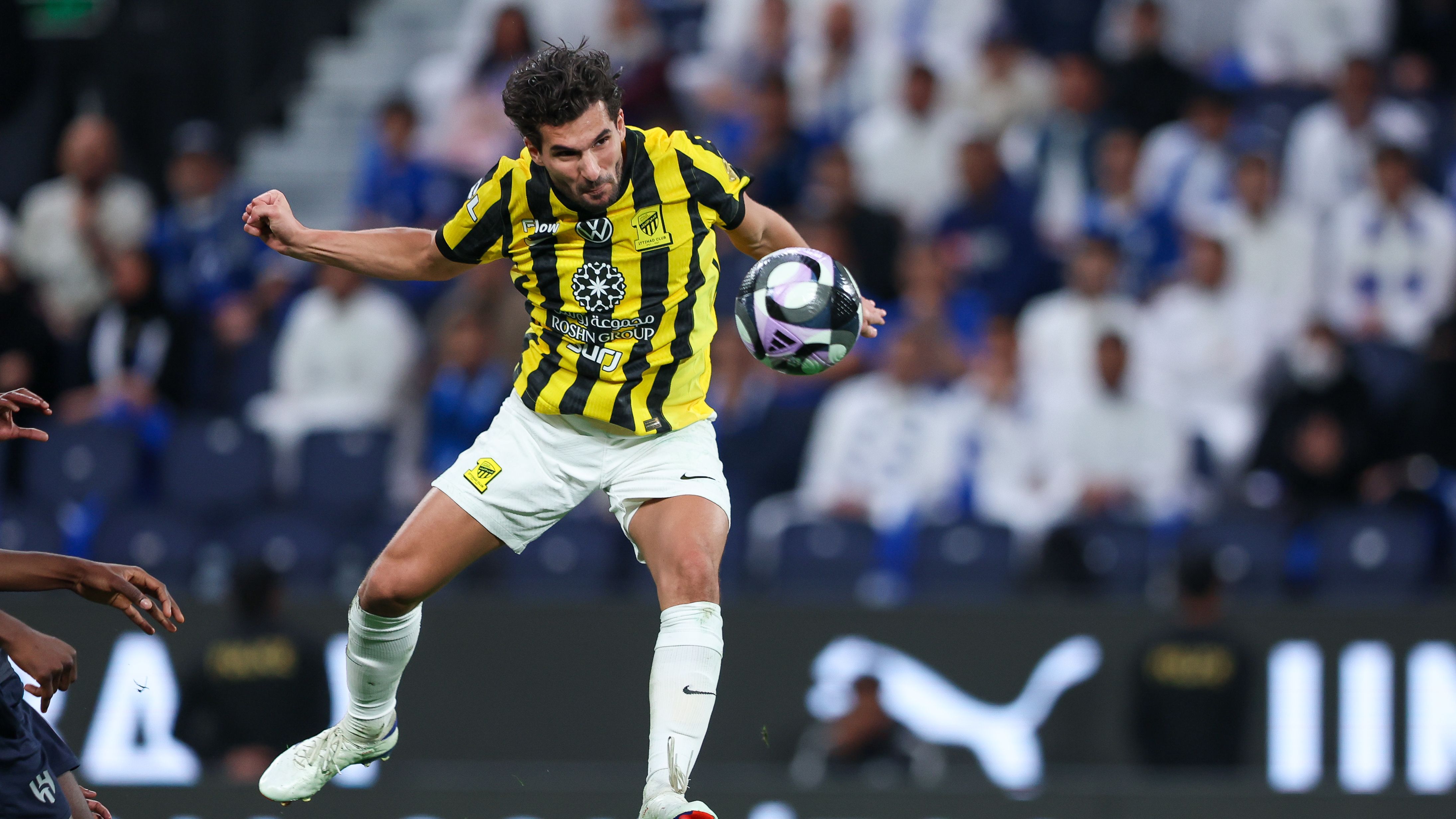 حسام عوار ينهي عقدته بعد 400 دقيقة بتسجيله هدفاً تاريخياً في كلاسيكو الهلال والاتحاد