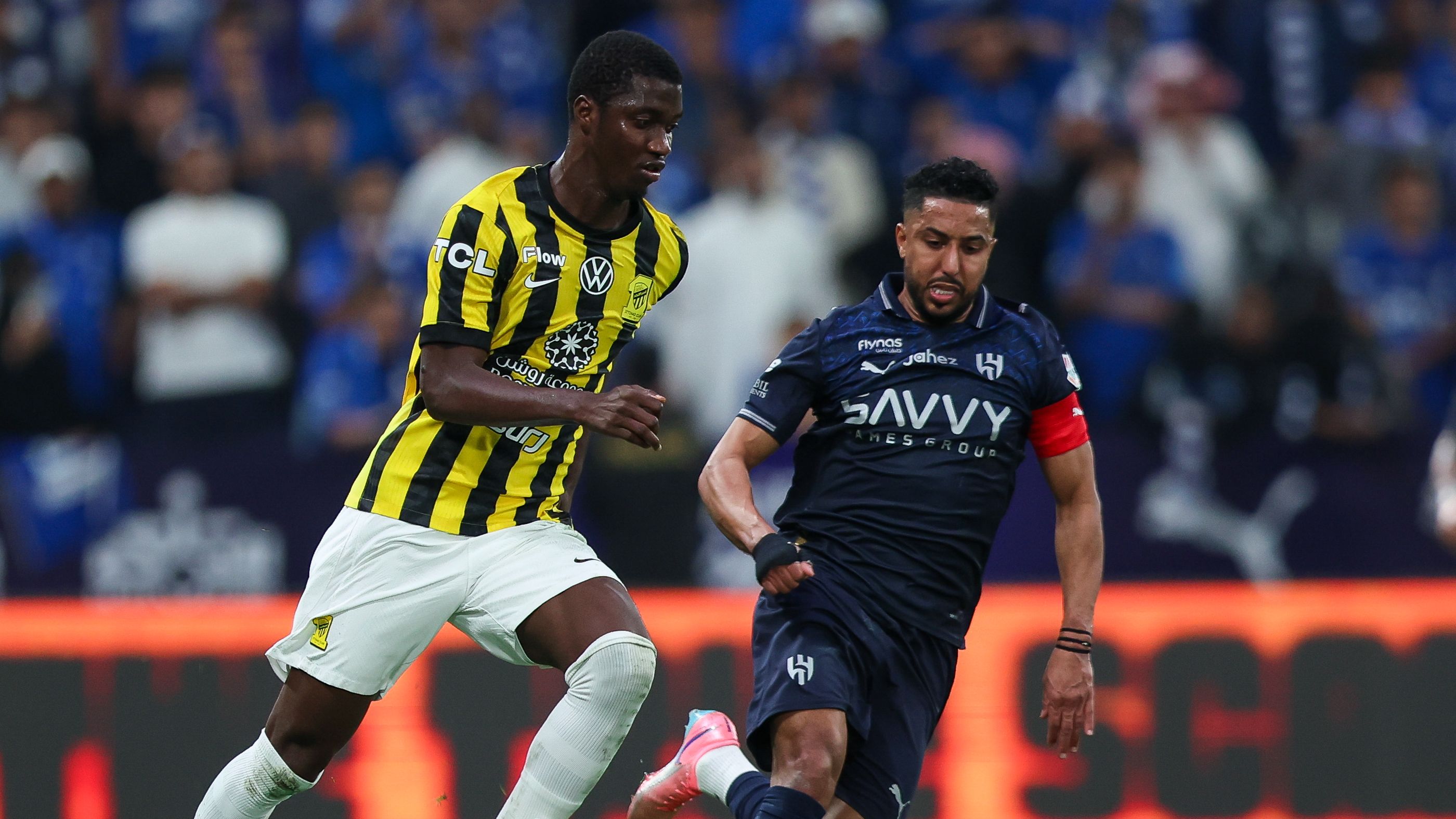 إصابة قوية تهز اتحاد جدة.. محمدو دومبيا خارج الملاعب 9 أشهر