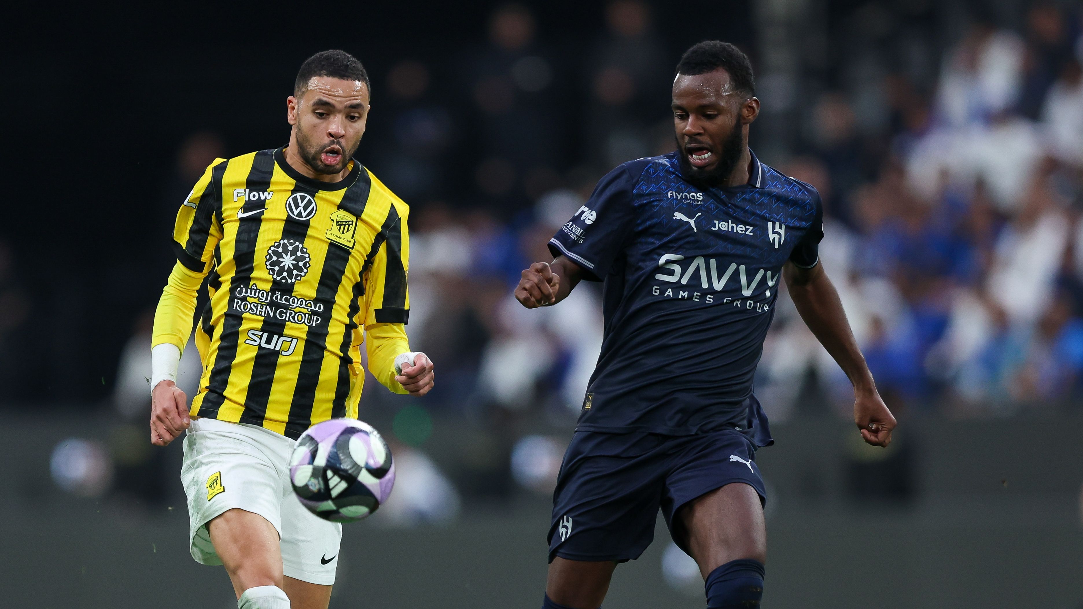 جدل تحكيمي في كلاسيكو السعودية.. الاتحاد يسخر من قرار الحكم بـ