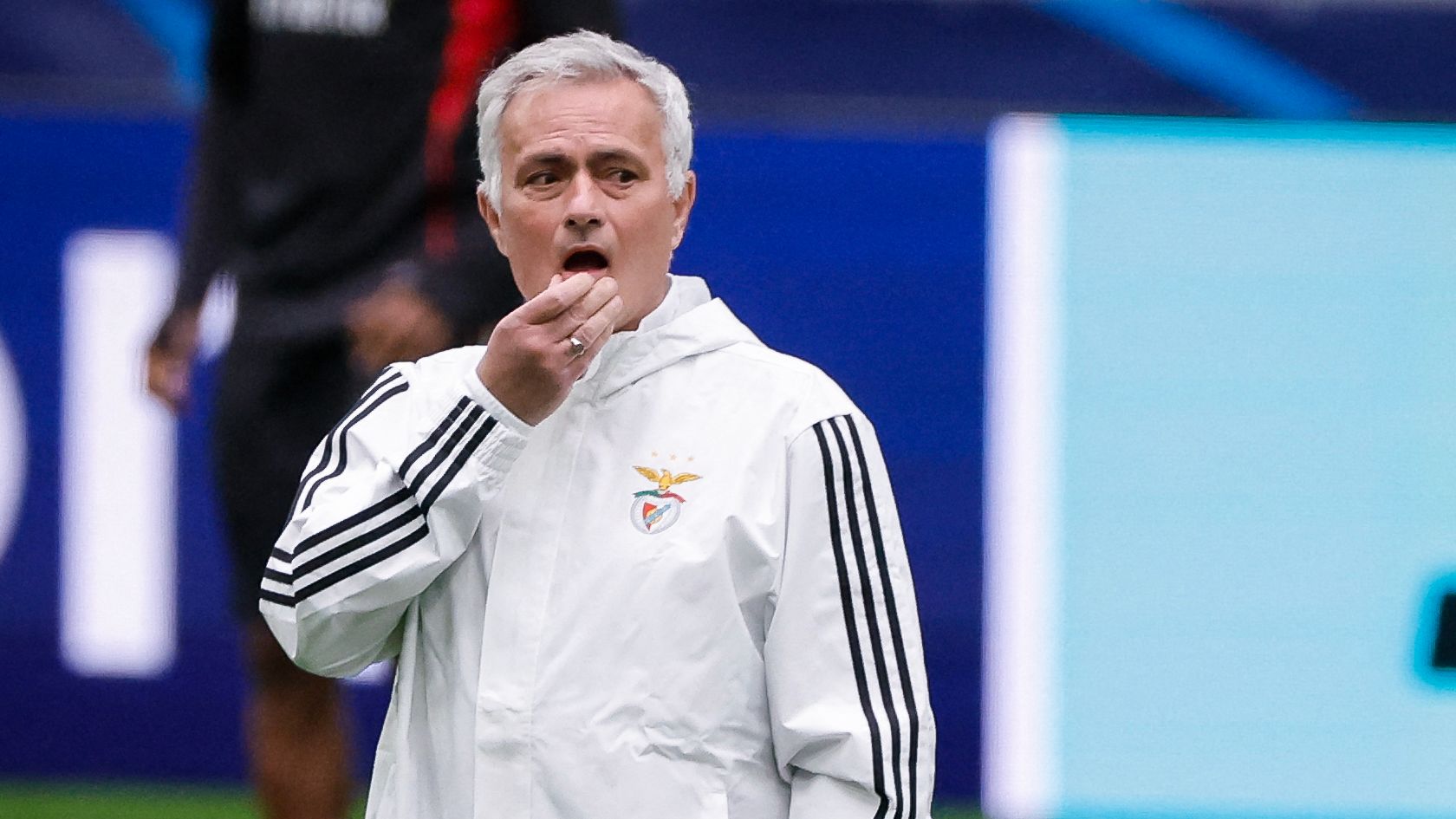 مورينيو يتهرب من الحديث عن مستقبله مع ريال مدريد ويصنع موقفًا طريفًا مع صحفي
