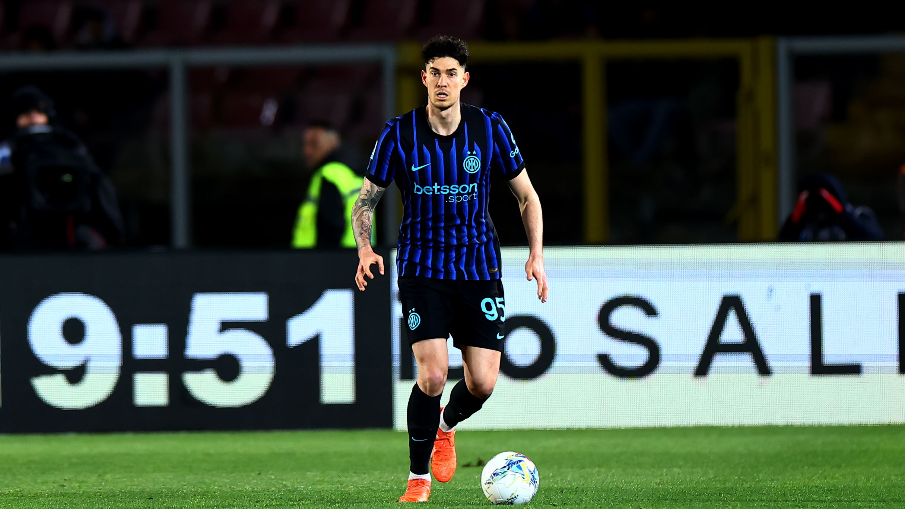 لماذا تخلى إنتر عن الصمت بشأن انتقاله باستوني إلى برشلونة؟