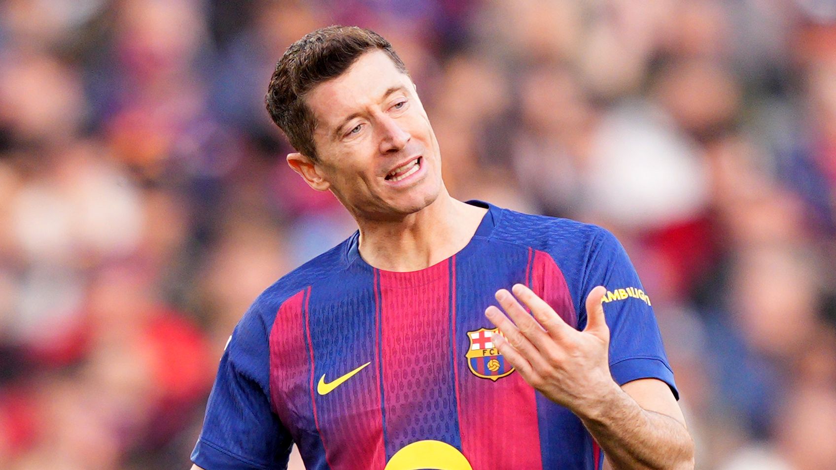 ليفاندوفسكي يعاني من سياسة فليك التغييرية في برشلونة أمام ليفانتي