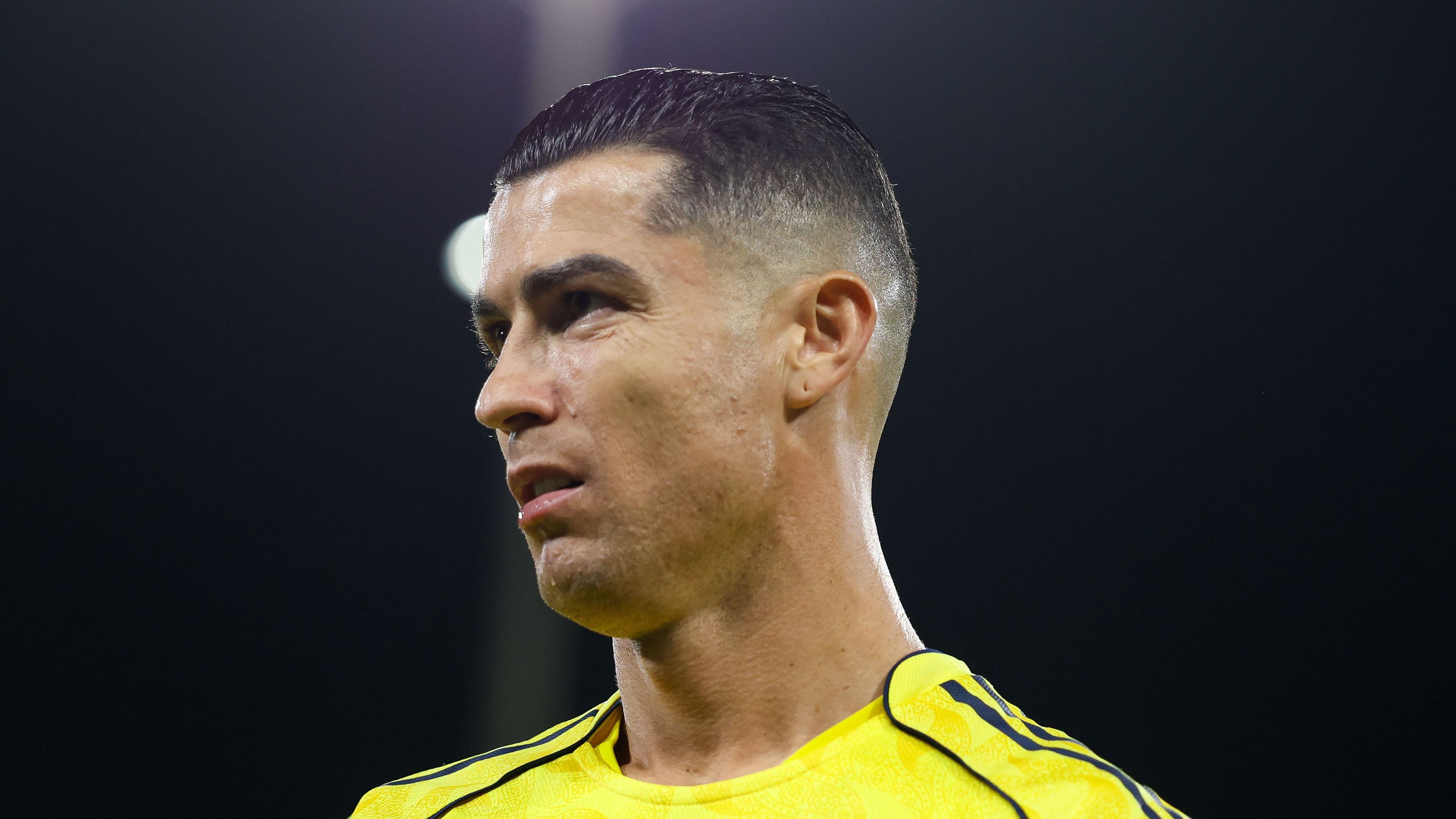 لينيكر: رونالدو ألغى متابعتي لأني قلت إن ميسي أفضل