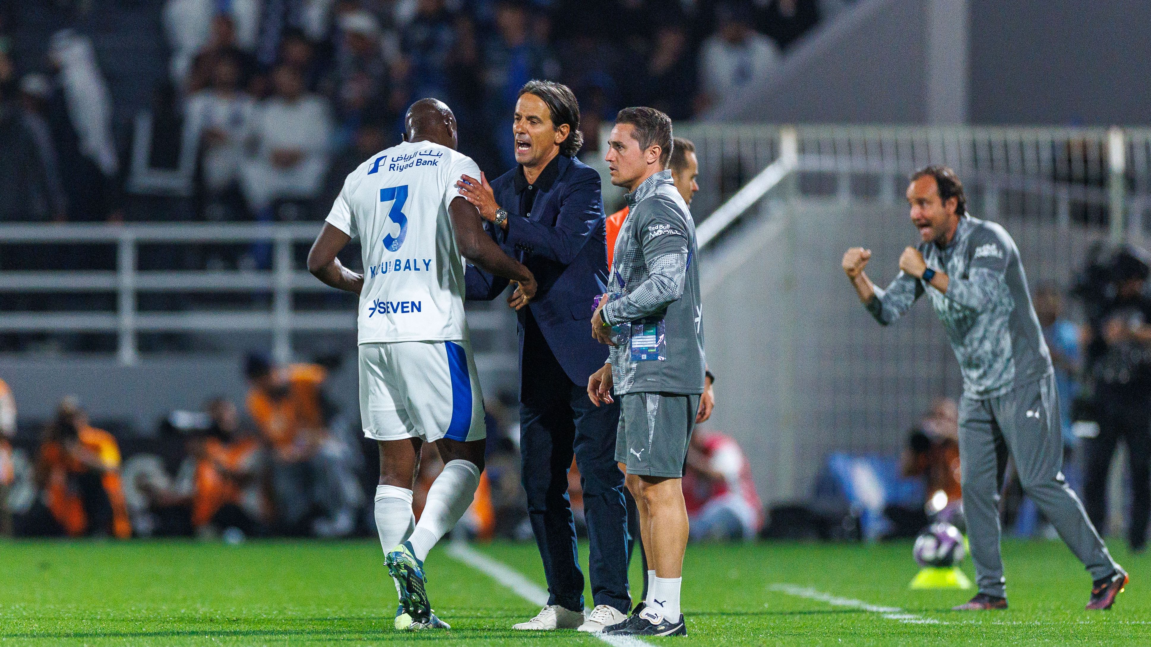 إنزاجي يكشف سر إبعاد الدوسري عن ديربي الشباب والهلال في دوري روشن السعودي