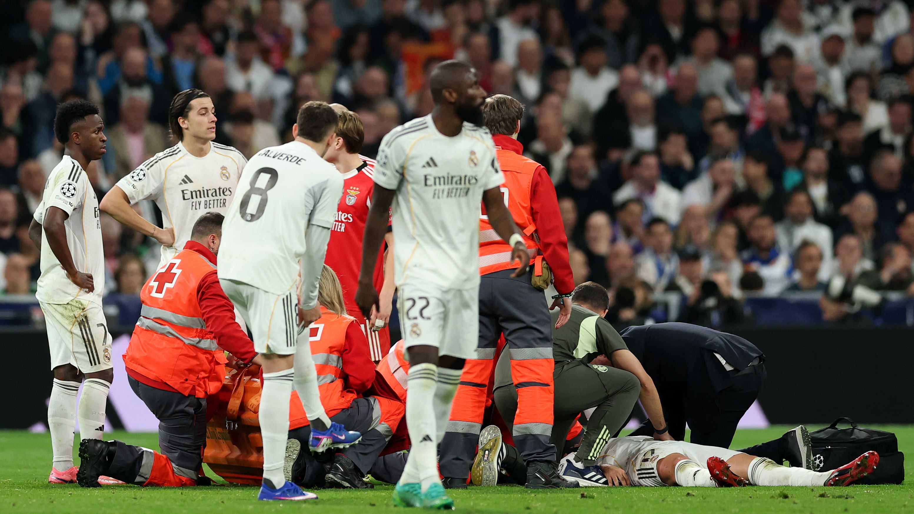 أسينسيو يطمئن جماهير ريال مدريد من المستشفى بعد إصابة مرعبة في مواجهة بنفيكا