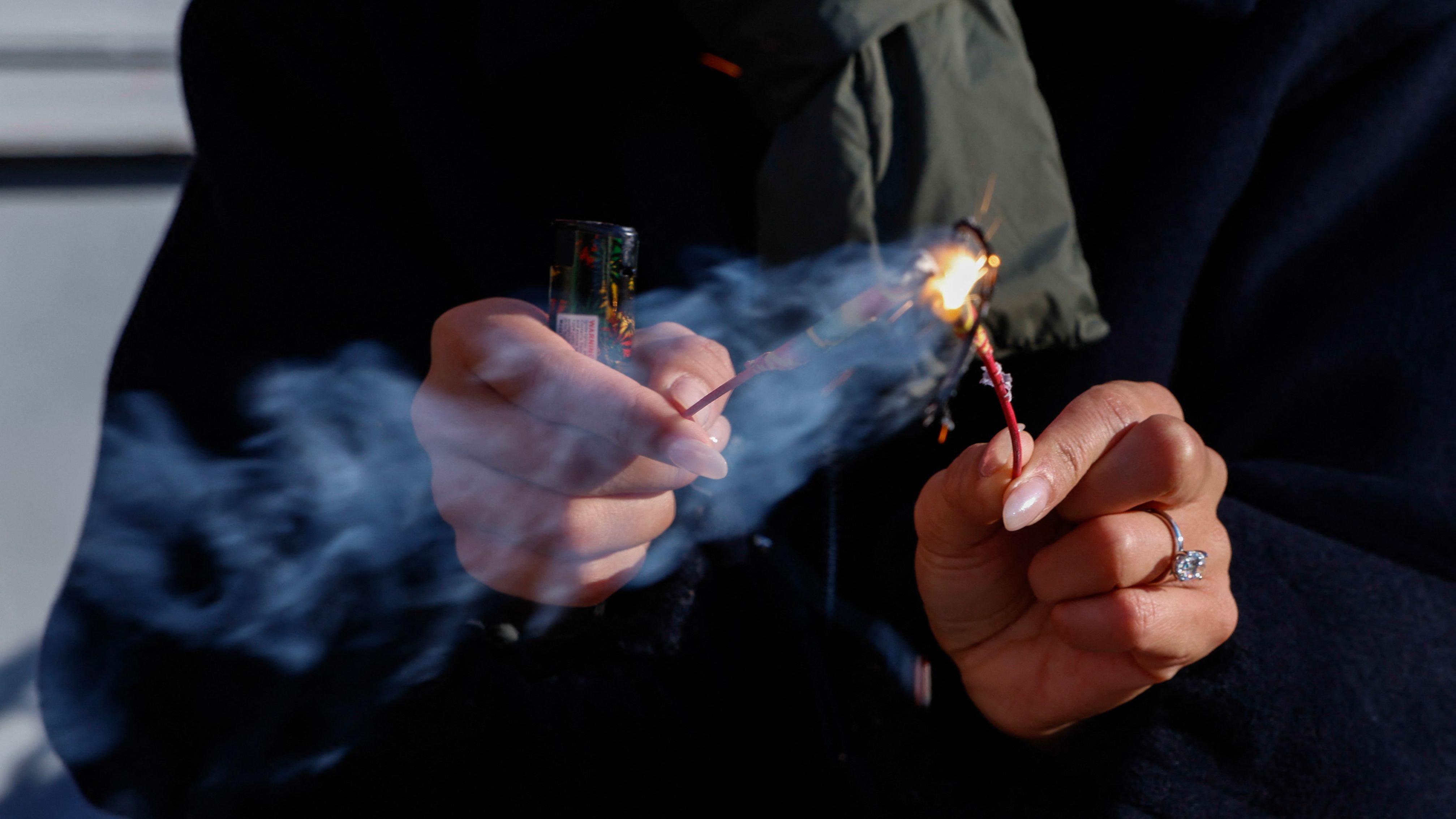 فوضى في فرنسا.. جماهير غاضبة تحرق لاعبًا بصاروخ ألعاب نارية