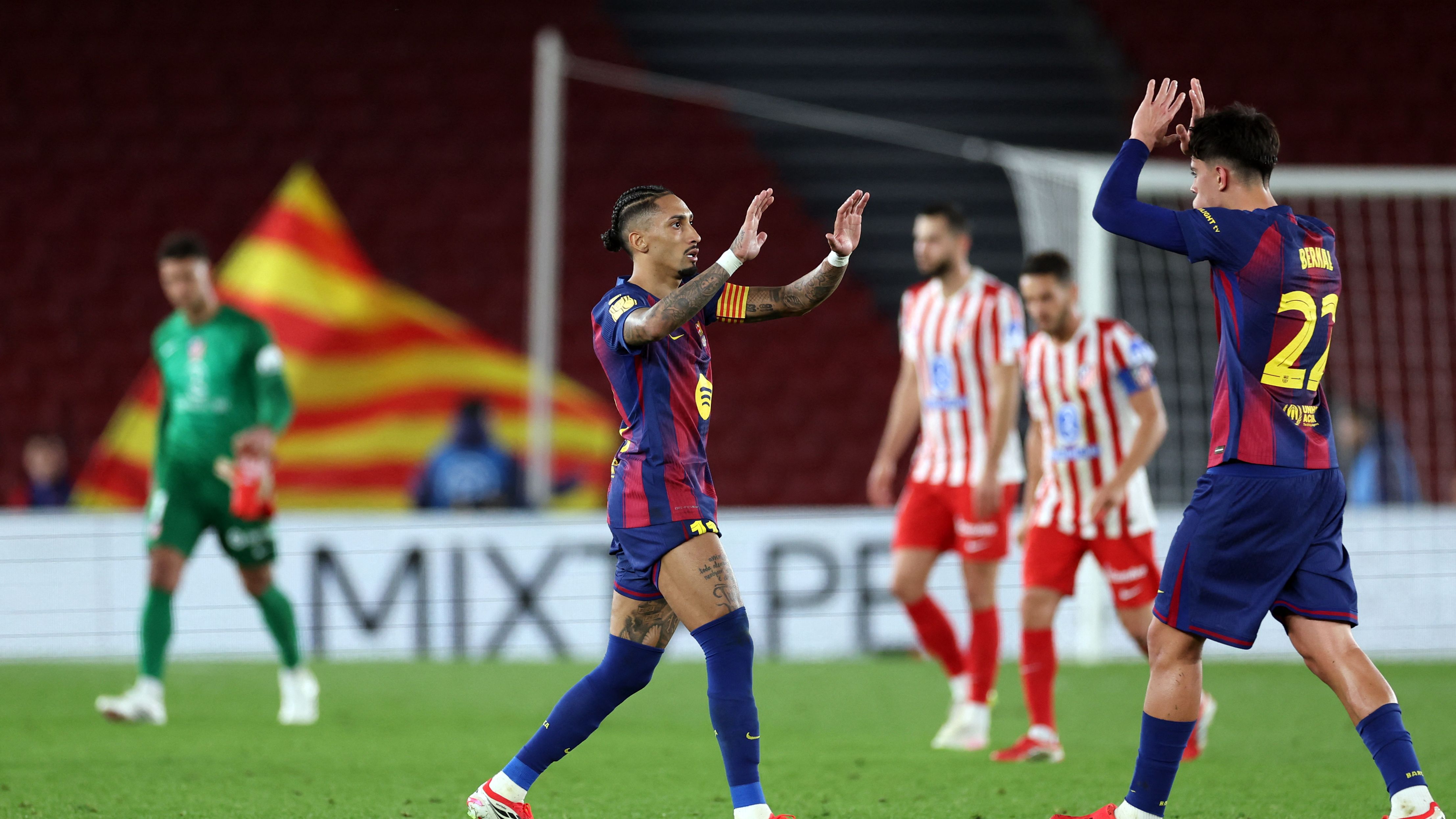 روزاليا تحضر مفاجأة في كامب نو لمباراة برشلونة وأتلتيكو مدريد بكأس الملك