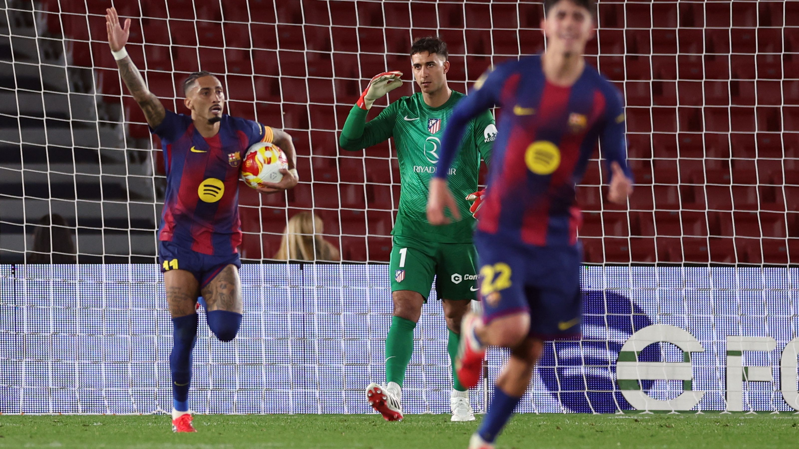 TOPSHOT-FBL-ESP-CUP-BARCELONA-ATLETICO MADRID
