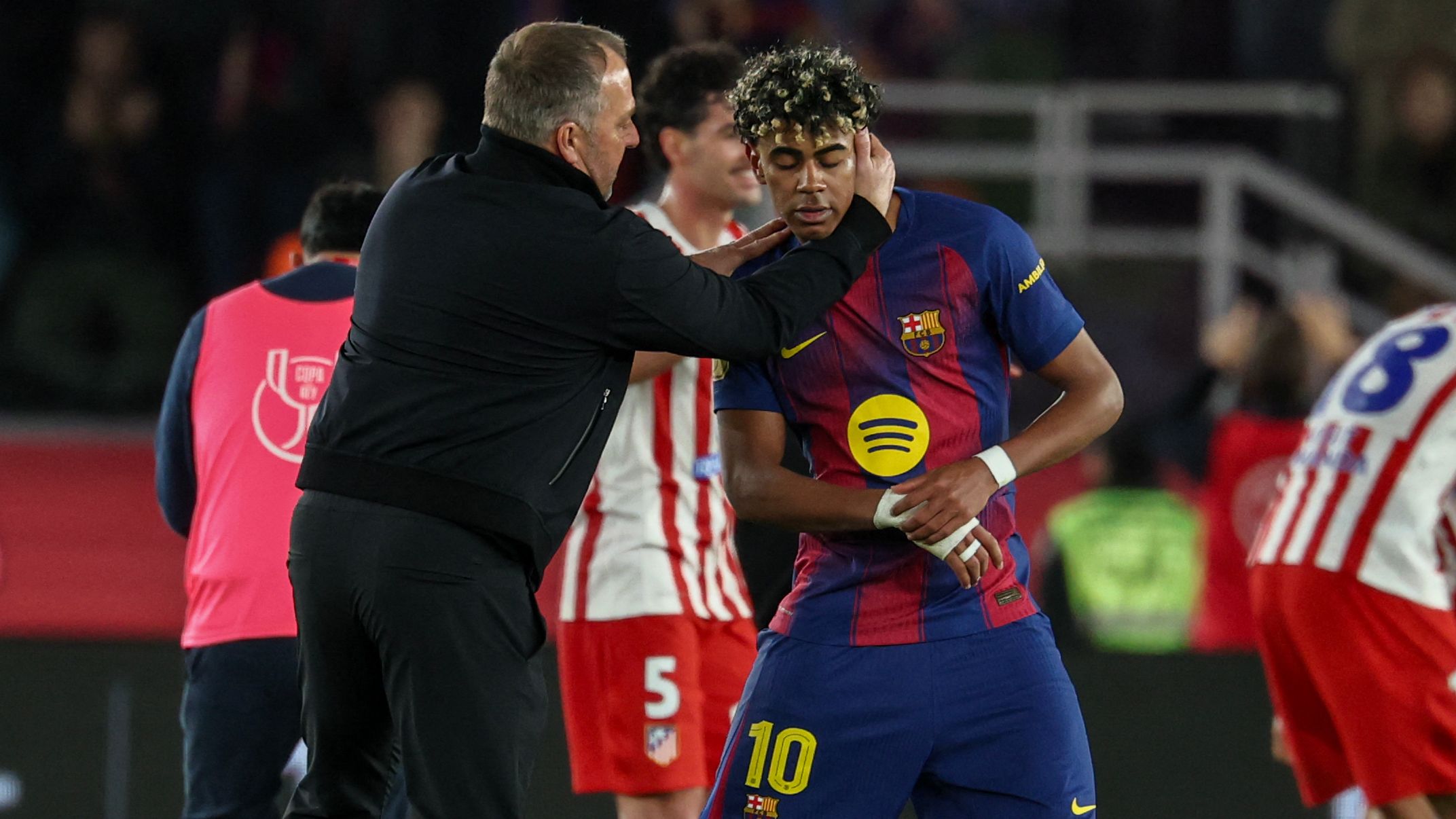 يامال يتجاهل مصافحة فليك بعد إقصاء برشلونة من كأس ملك إسبانيا