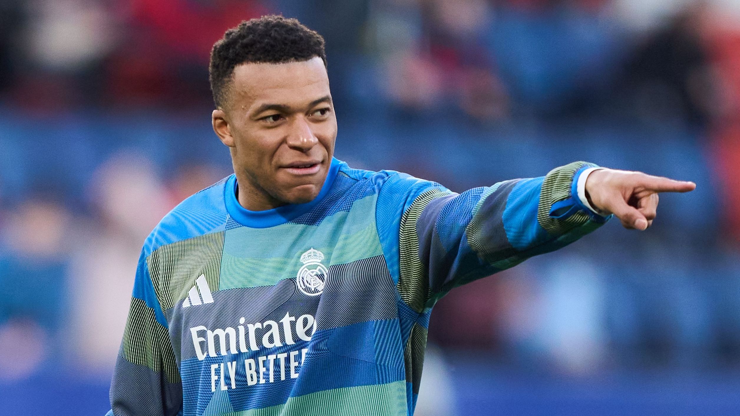 Mbappé al volante di una Mini a Parigi, un dettaglio di umiltà tra grande sport