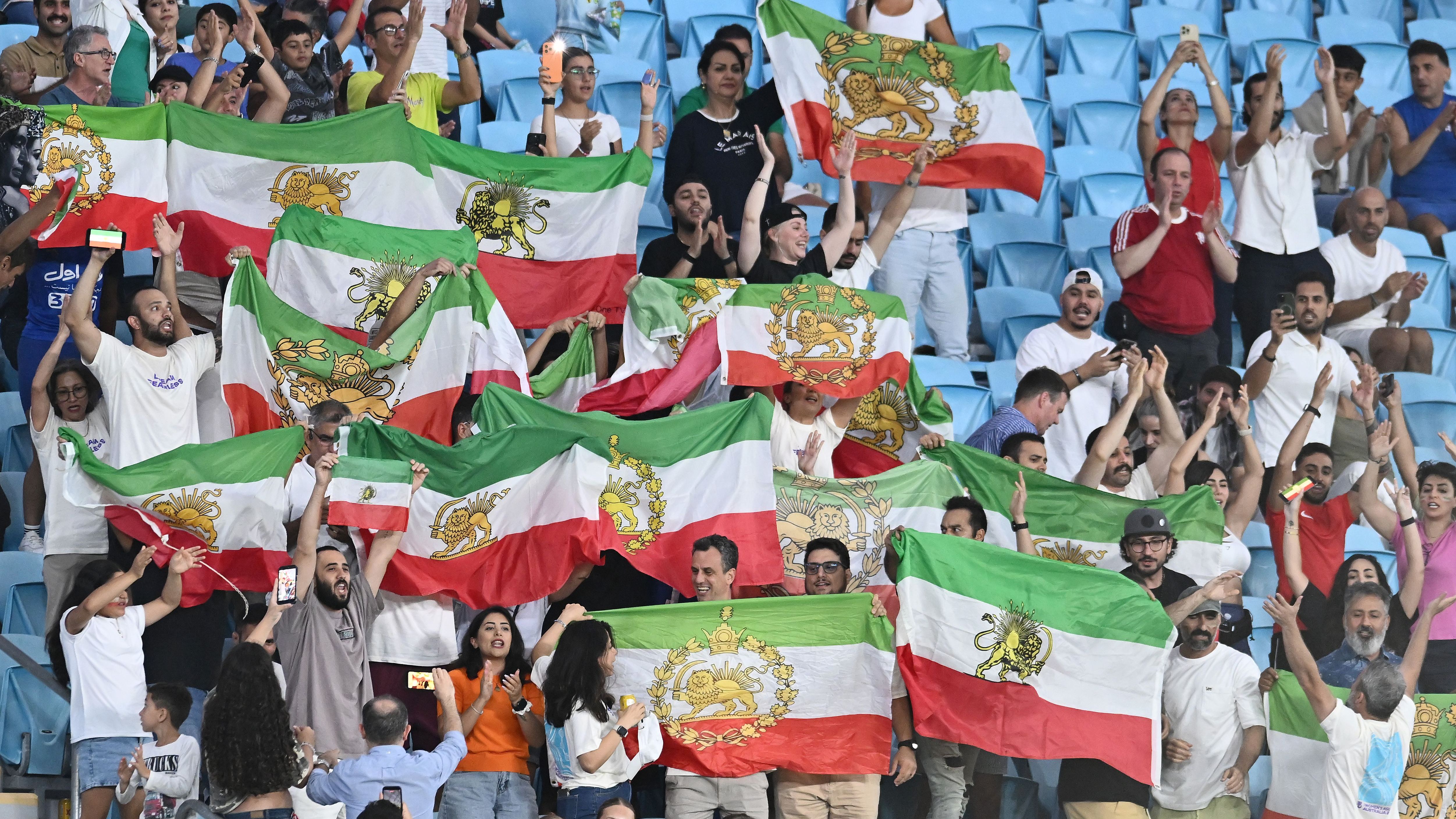 قائدة منتخب إيران للسيدات تتراجع عن طلب اللجوء في أستراليا وسط ضغوط