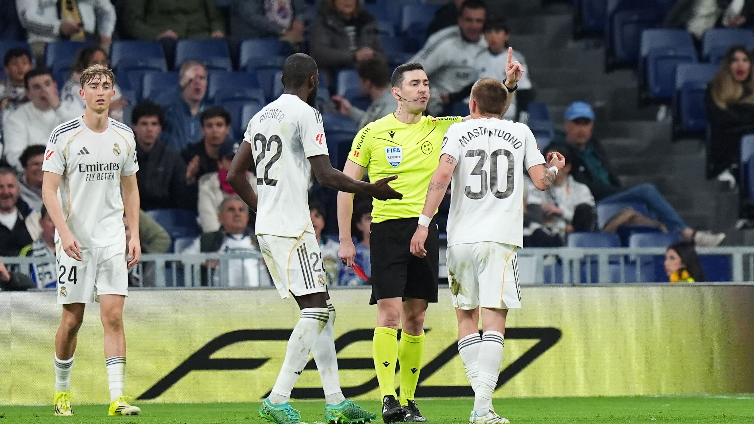 Raúl Asensio suffers memory loss after collision during Benfica clash